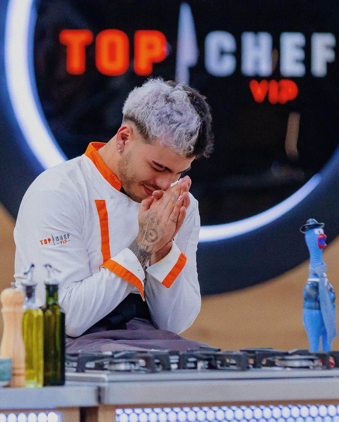 Sebastián Villalobosのインスタグラム：「PARA MÍ ES UNA FELICIDAD INMENSA PODER ANUNCIARLES QUE SOMOS UNO DE LOS 5 SEMIFINALISTAS!!!!! 🔥🔥🔥🔥 GRACIAS A DIOS POR ESTOS MOMENTOS Y TODO EL PROCESO QUE ME HA TRAÍDO HASTA AQUÍ HOY.. CON ALTAS Y BAJAS, ABSOLUTAMENTE TODO HA SIDO PARTE DE LO QUE VINE A APRENDER EN ESTÁS COCINAS! LEVANTÓ LA BANDERA DE MI PAÍS, COLOMBIA 🇨🇴 INTENTANDO REPRESENTAR LO MARAVILLOSO DE NUESTRA GASTRONOMÍA!!!! Y ESPEREN PORQUE VOY A DAR TODO DE MÍ PARA METERME EN ESA FINAL!!!! GRACIAS GRACIAS Y GRACIAS A TODOS LOS QUE HAN CREÍDO EN MÍ Y TAMBIÉN A LOS AUE NO… GRACIAS A TODOS USTEDES ME HE VUELTO CADA VEZ MÁS FUERTE!!! VAMOSSSSS #TEAMSEBAS 🫶🏼✨」