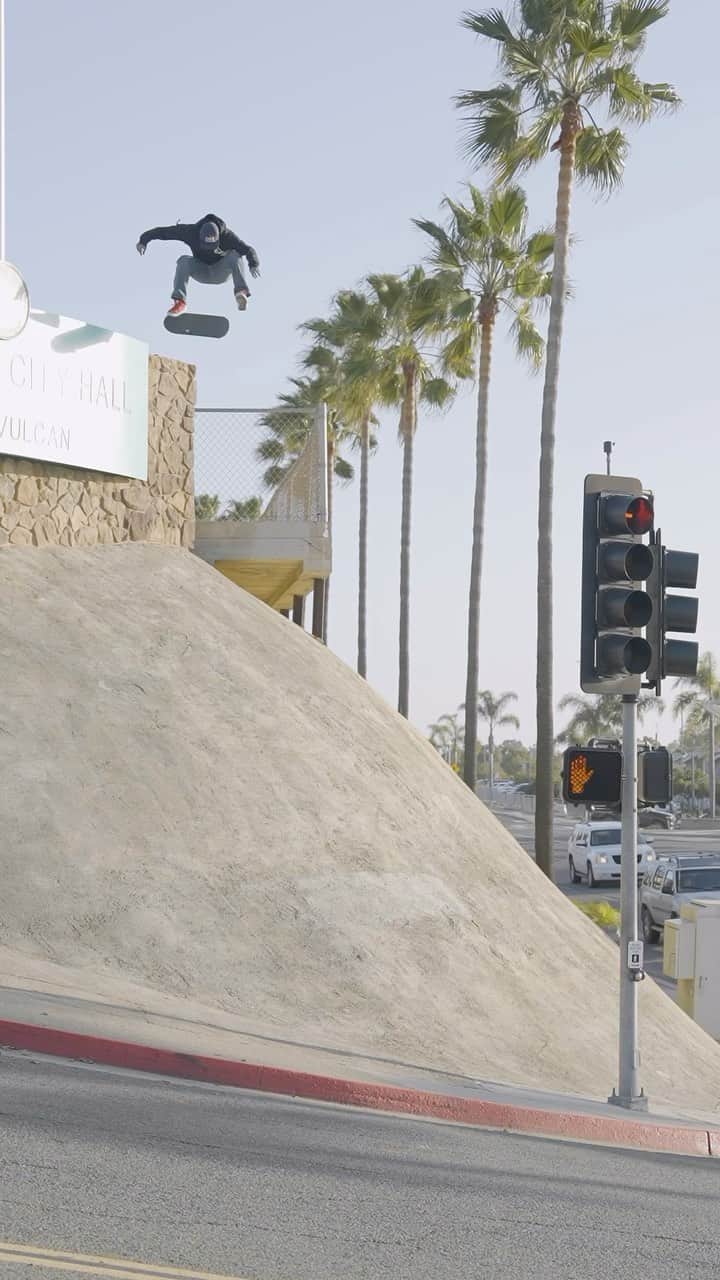 マニー・サンティアゴのインスタグラム：「Ryan Sheckler’s first feature-length film, “Rolling Away”, and full-length solo video part, “Lifer” will release July 28 on Red Bull TV.  The film chronicles @shecks three-year, injury-fought journey of filming “Lifer”, the action sport icon’s most monumental video part to date.   The red carpet world premiere for “Rolling Away” and “Lifer” will take place in Los Angeles on July 27, 2023. Head over to @redbullskate for more info.  #Lifer #RollingAway」