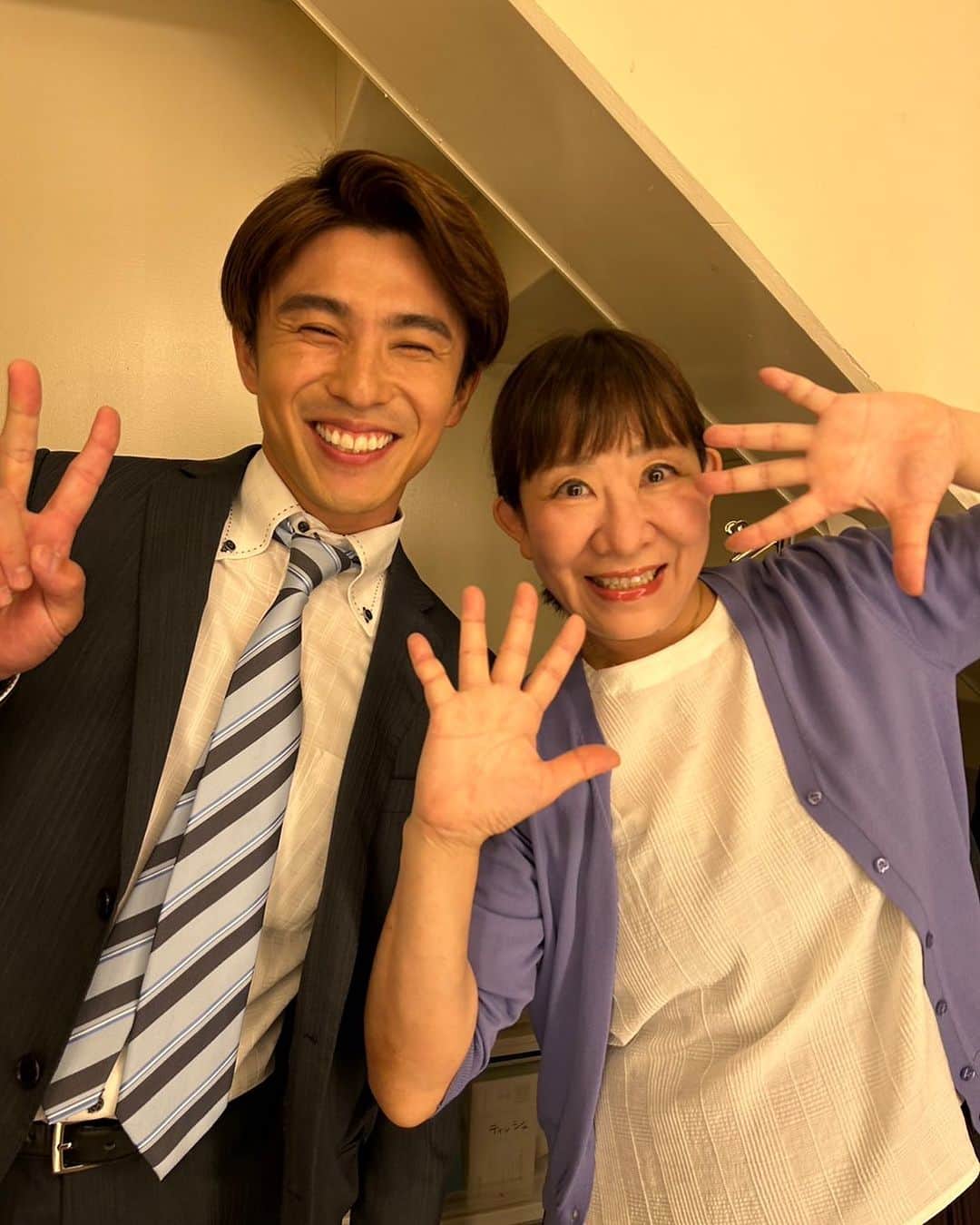 中尾明慶のインスタグラム：「マジで凄く勉強になったよしもと新喜劇でした。皆さんの笑いを愛する空気感。俺もっと演じる事を愛さないといけないなと反省させられました。 すごい！！笑いってたぶん感情を動かす上で1番難しいと思います。笑いのツボは皆違うし、、、 それでも結果を残す皆様に感動しました。 新喜劇の劇団員になって、マジで学びたい。 心からそう思いました。 はじめさんありがとうございました！ 写真ははじめさん緊張してたからあき恵さんと😄  俺多分目は開いてる。」