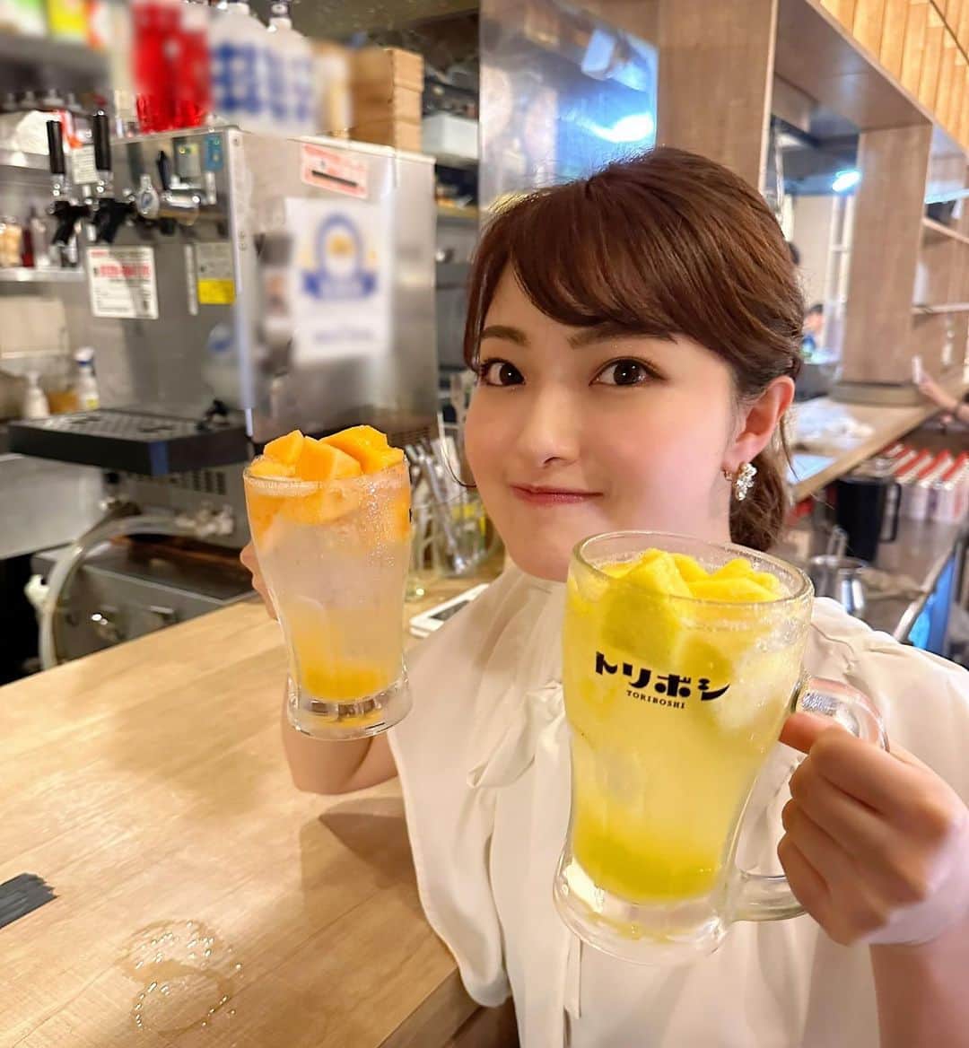 遠野愛のインスタグラム：「2023.07.13 持っているのはノンアルコールのサワー🍋 飲めるのに飲まない ソーバーキュリアスと 福岡発の新スイーツパイフル 2023年上半期の注目ワードを調査しました🔍 お酒飲むの大好きだけどお金と体と自分のために飲まないという選択肢もたまには大切だよなあ😌 カメラマンさんが照明まで使ってとってくれたので📷  #トリボシ #フルーツサワー #ノンアル #天神 #大名 #パイフル #スイーツ #へデラカフェ #hederacafe #fukuoka #tenjin」