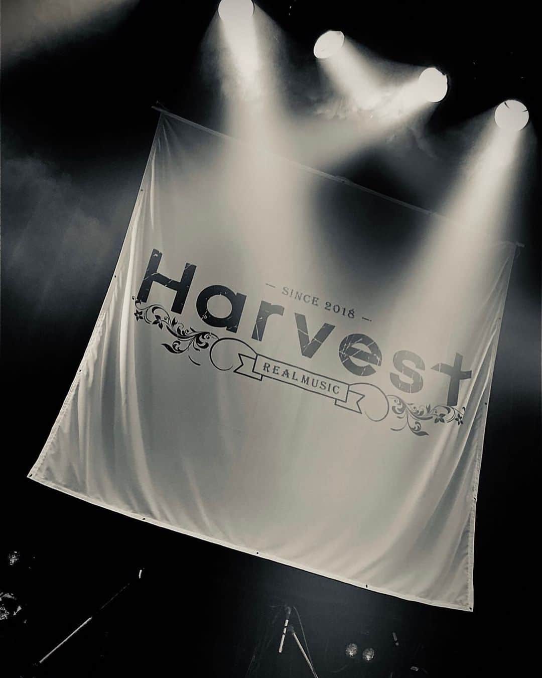 草川瞬のインスタグラム：「Harvest ⁡ もう長らくステージに立っていないせいか 発表をしてからと言うもの 興奮や緊張は高まる一方だが 実感という部分では少し現実離れをしている感覚だ ⁡ ただお声がけさせて頂いた アーティストが賛同してくれたり Harvestを立ち上げから一緒に作り上げてくれる 仲間だったりがいることに 凄く幸せを感じます ⁡ とはいえ ⁡ 上手くいかないことの方が多いです もはや上手くいかないことが9割です このイベントで儲けが出たことは一度もないし でも嫌なことは一つもない イベントが終わるまでは 自分の心は正直不安ばかりだと思う ⁡ お客さんは来てくれるのか？ ちゃんと喜んでもらえるのか？ ⁡ 様々な感情に駆られて 大変だと思うが 何度も主催をして思うのは ⁡ やってよかった また皆で楽しい時間を、場所を作っていきたい ⁡ そう思えるんです ⁡ 時間はいくらあっても足りないぐらいだけど 10月22日の当日まで 出来る限りのことはやっていきたいと思います ⁡ チケット最速先行が来週の月曜日中17日23:59まで なのでお早めにお申し込み下さい」