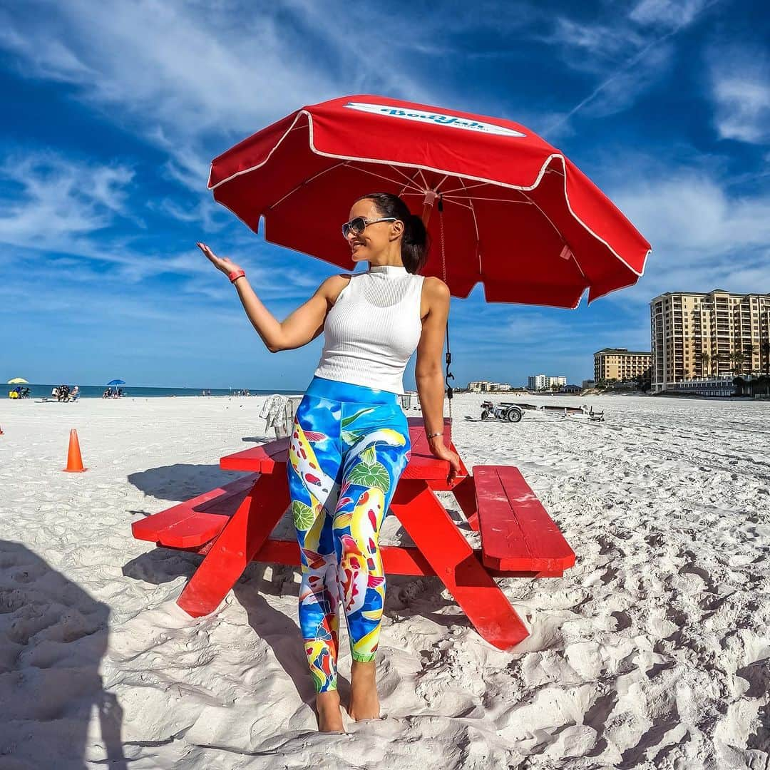 リサ・アンさんのインスタグラム写真 - (リサ・アンInstagram)「#throwbackthursday @bouyahwatersports on a parasailing 🪂 adventure with @justtheletterk_img The full video is available on my @youtube channel  📍TheRealLisaAnn   #tbt #clearwaterbeach #parasailing #thereallisaann」7月13日 23時02分 - thereallisaann