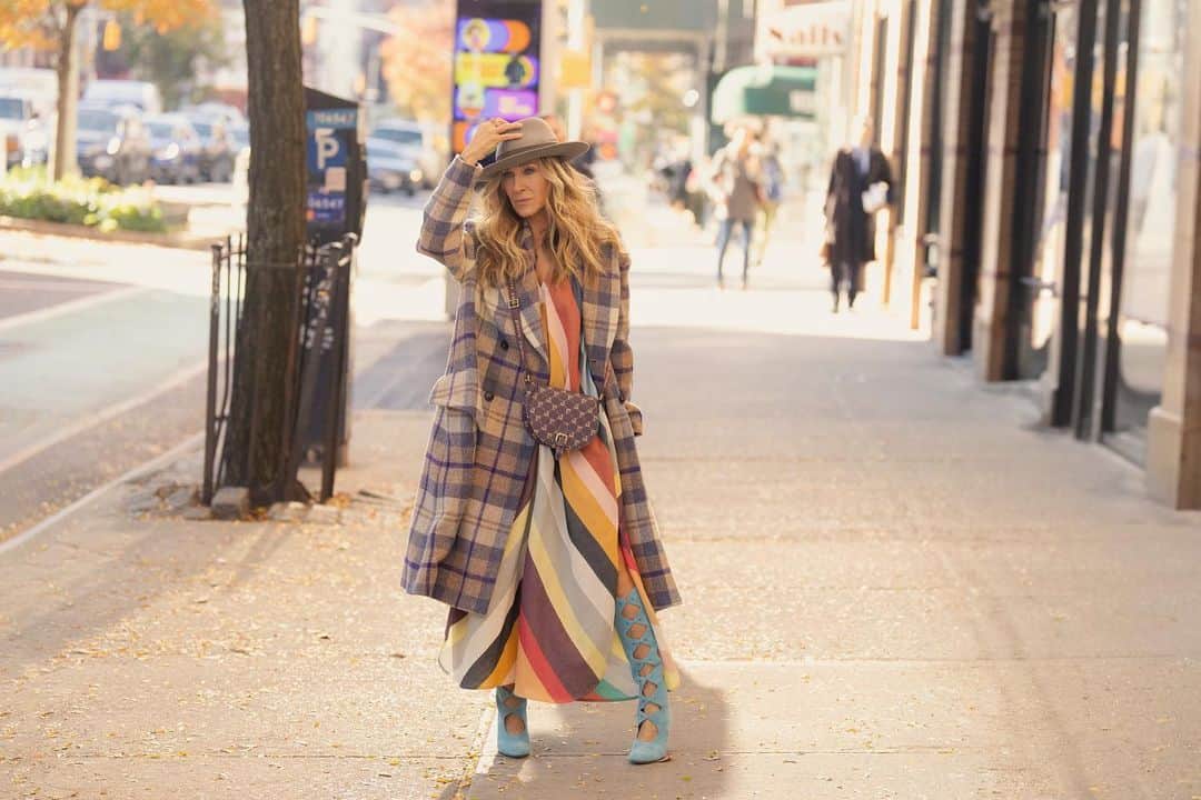 サラ・ジェシカ・パーカーのインスタグラム：「@justlikethatmax Episode 6, "Trick or Treat." This coat worked more than I did. Streaming now on @streamonmax. Is love diagnosed at Urgent Care? (@peterhermann) Directed by @cynthianixon !!! Weaving in more BTS photos over on @threadsapp. X, SJ」
