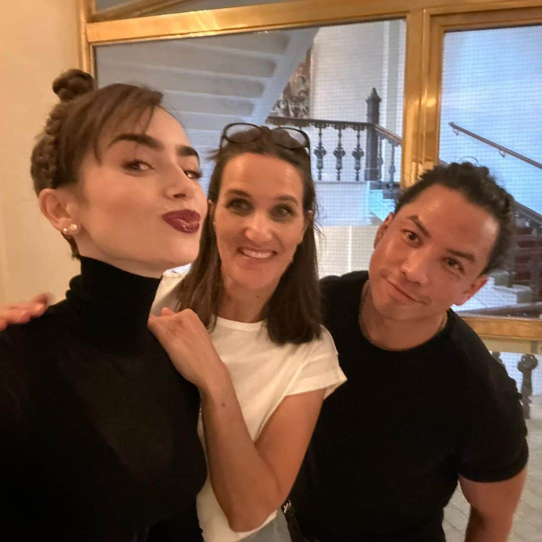 リリー・コリンズさんのインスタグラム写真 - (リリー・コリンズInstagram)「It takes a village! And I love ours so much. Big congrats to the brilliant @marylin.fitoussi, @aureliepayenmakeup, @mikedesir and your amazing teams — who you don’t always get to see as they are working so tirelessly behind the scenes to make everything perfect. This is so deserved and you are all so appreciated. Cheering you on and sending massive hugs!…」7月13日 23時06分 - lilyjcollins