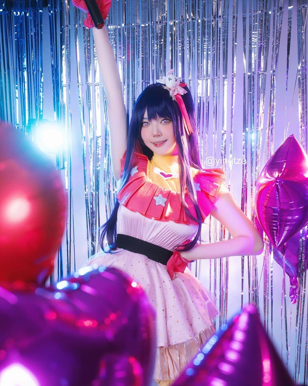 YingTzeのインスタグラム：「Lies are the most Exquisite Love ! 🫶🏻❤️  I played Idol for 2 hours during the whole photoshoot….. just to get the feel for this character 🤣  📸 @prestonles.ig  Studio @peoplegraphy   #aihoshino #oshinoko #aihoshinocosplay」