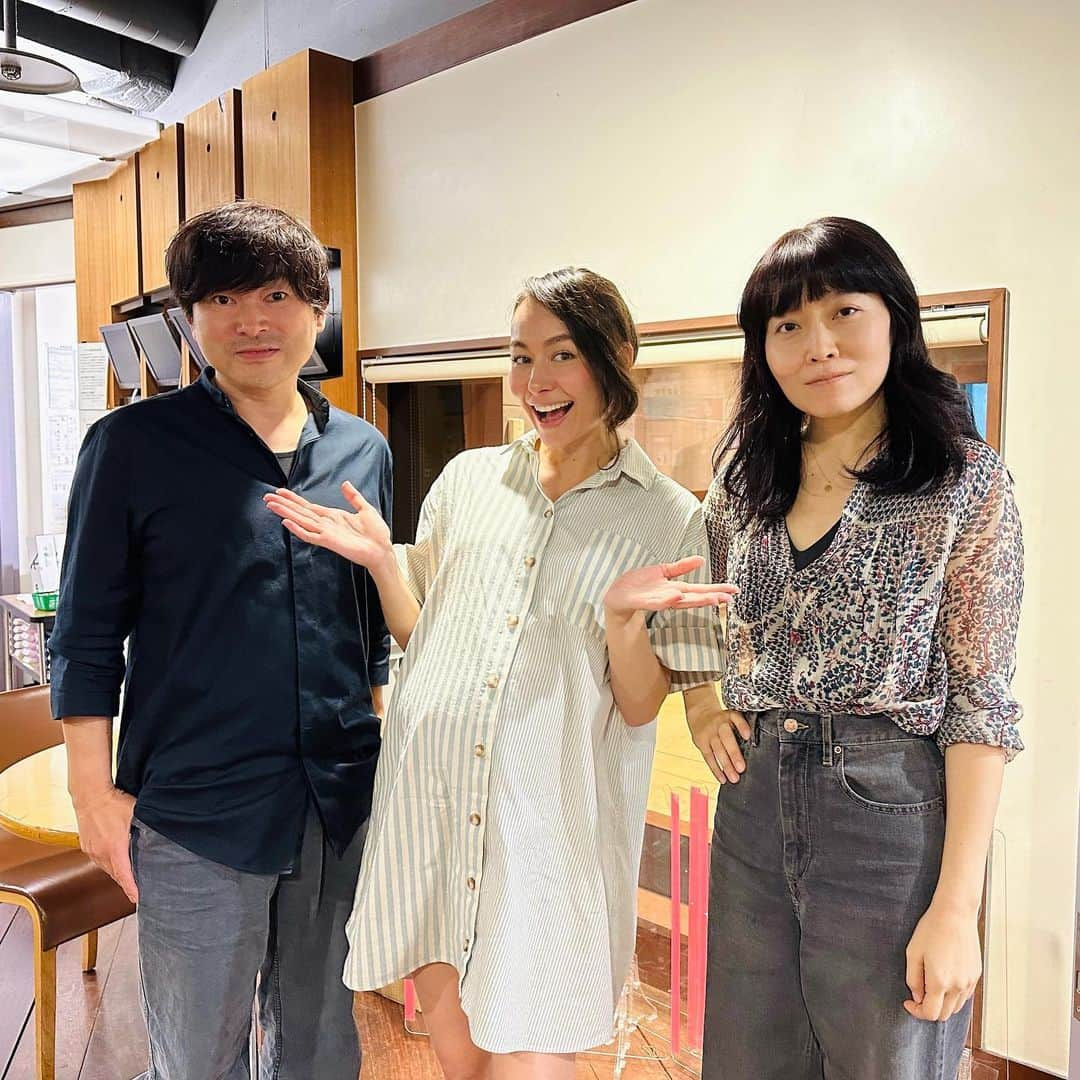 InterFM897のインスタグラム：「13:30-13:55pm, Mon 7/10 レコレール DJ: Shaula（@shaula_vogue）   7/10の「レコレール」は、"大人のガレージバンド" UniollaからGt.深沼元昭（@fukanuma_motoaki）さん、そしてLOVE PSYCHEDELICOのメンバーでもあるVo. KUMIさんをお迎えしました。  interfmでは毎月第1・3日曜日にレギュラープログラム「Third Stone From The Sun」で素敵な声と音楽を届けてくれているKUMIさん。Shaulaも久しぶりの再会となりました🫂🙌  それぞれキャリアを持つプロミュージシャンが集まって結成されたUniolla。その結成のきっかけから、7/5にリリースされた2ndアルバム『Love me tender』について、またテーマ「冒険」にちなんだお話まで、さまざまなお話を伺いました。  深沼さんがSXSW出演時に経験した「飛行機追跡大冒険✈️🚗」について気になった方は、radikoタイムフリーやAuDee「レコレール」ページのアーカイブ音声でチェックを🎧 https://audee.jp/voice/show/64918  #interfm #JFN #レコレール #Shaula #Uniolla #深沼元昭 #KUMI #LoveMeTender #ユニコーン #冒険 #SXSW #delico897 #AuDee #radiko」