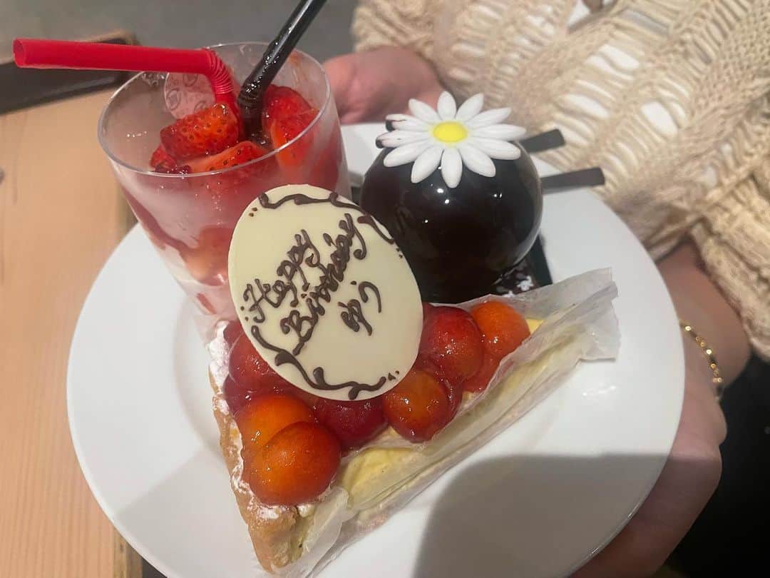 のインスタグラム：「.  誕生日の前夜は、なっちゃんが とてもとても美味しいご飯屋さんに 連れて行ってくれました😭🙏🏻  しかも、なんと、、サプライズまで！！！びっくり仰天！！！ 店員さんもとても優しい方ばかりで 周りのお客さんも一緒にお祝いしてくださって 本当に嬉しくて一瞬泣きそうになったけど それはとても照れるのでグッと堪えました🤣  美味しくて楽しいハッピーな時間に 大大大大大感謝。。(幸)  そしてこのお店が、ちょっと、驚き隠せないくらい 美味しかったのでおすすめさせて！！！！！  @okamo_club さん(中目黒)  めっっっちゃくちゃ美味しい！！！！ お寿司、新鮮すぎてぷりっぷり！ お刺身最高！！！！ 出汁も最高でスープや茶碗蒸しもあまりの美味しさに舞い上がりました。。  早急に行きたいレベルなので 私のお友達さん、一緒に行きませんか？  是非皆さんもこの感動を召し上がれ✨✨✨  この日はイベント前日でお酒控えていたので 次行ったらグイグイ飲む😚」