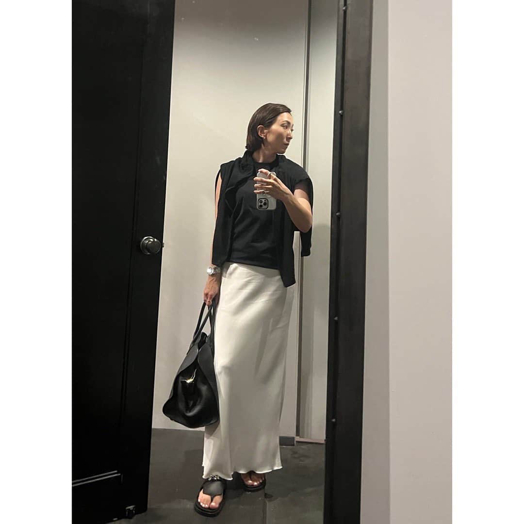 高橋志津奈のインスタグラム：「先日またスカートの日 . こんなの履きたかったのよ✨ . 二枚目の写真にあるリングは　@blanciris_official のもので。この日この服でつけたらすごくしっくりきて、黒の色がカッコよくて気に入ってオーダーしました❤︎ . つけるの楽しみ❤︎ #shizunascoordinate #スカートコーデ #モノトーン」