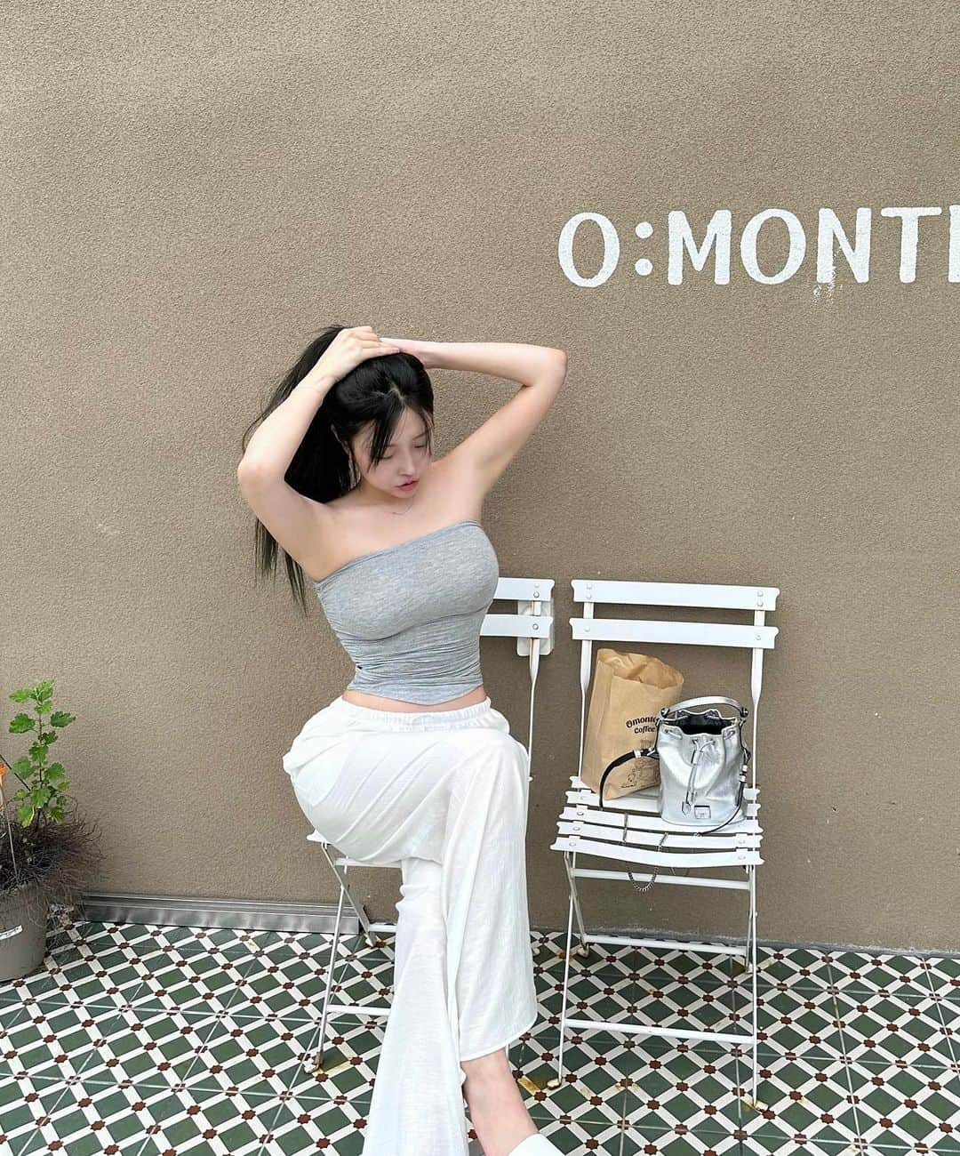 Choi Somiのインスタグラム：「⠀⠀⠀⠀ #글랜더 #glander  🩶 피부 화장 안 했는데 엄마꺼 선크림 좋네 🥐 갓나온 소금빵 맛있어서 앉은 자리에서 5개 🐬 토끼 같은 내 새끼 귀여워 미쳐」