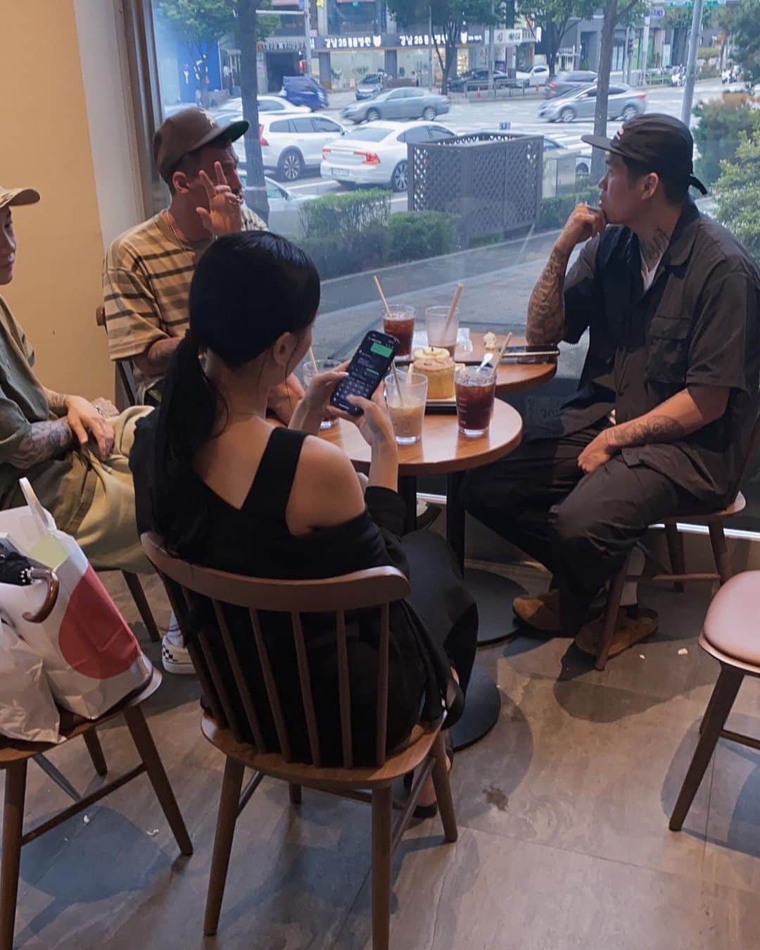 山本梓衣菜さんのインスタグラム写真 - (山本梓衣菜Instagram)「한국의 추억🇰🇷 아주 좋아하는 오빠들🫶🏻！  韓国の思い出〜！ 今回の出張中は色んな人に会えて、色々な場所に連れて行ってもらって楽しかった〜😮‍💨🤍  次はもっとみんなに会えたらいいなぁ🫶🏻🇰🇷 (みんなとカフェしたのに写真撮り忘れてトミーさんに盗撮もらった笑)  ちひろにも会えて本当によかった🥹また8月にね👰🏼‍♀️💞  #🇰🇷」7月13日 21時39分 - shiina_yamamoto