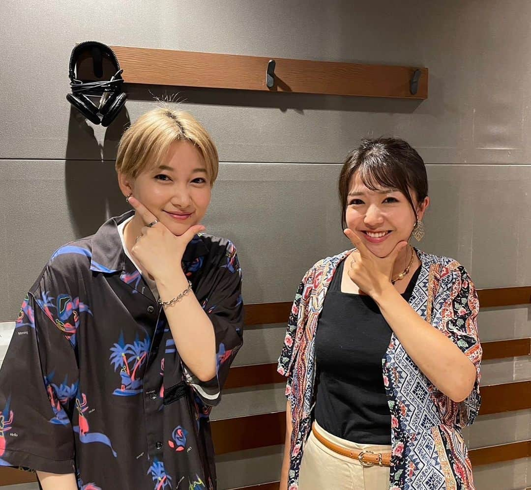 InterFM897さんのインスタグラム写真 - (InterFM897Instagram)「13:30-15:55pm, Thu 7/13 レコレール DJ: 鬼頭由芽 (@xxyumeyumexx)  今日のテーマ「花火」にぴったりのゲスト🎇  6月14日にニューシングル『線香花火 feat.幾田りら』をリリースした佐藤千亜妃（@chiaki_sato0920）さんをお迎えしました！  声フェチの佐藤さんが惹かれたという幾田さんの声の魅力やコラボのきっかけ、また、6月28日リリースの3枚目のアルバム『BUTTERFLY EFFECT』のこだわりのポイントについて解説していただきました👩‍🏫  そして、今年ソロデビュー５周年を迎えた佐藤さん👏 激動だったというソロ活動の日々を経て、いまは「努力家になった！」と5年間を振り返ってくださいました。  佐藤さんとのトークの模様はradikoタイムフリー、AuDeeの「レコレール」ページでお聞きいただけます♪♬ https://audee.jp/voice/show/65065  #interfm #JFN #レコレール #鬼頭由芽 #佐藤千亜妃 #BUTTERFLYEFFECT #線香花火 #幾田りら #花火 #radiko #AuDee」7月13日 21時40分 - interfm897