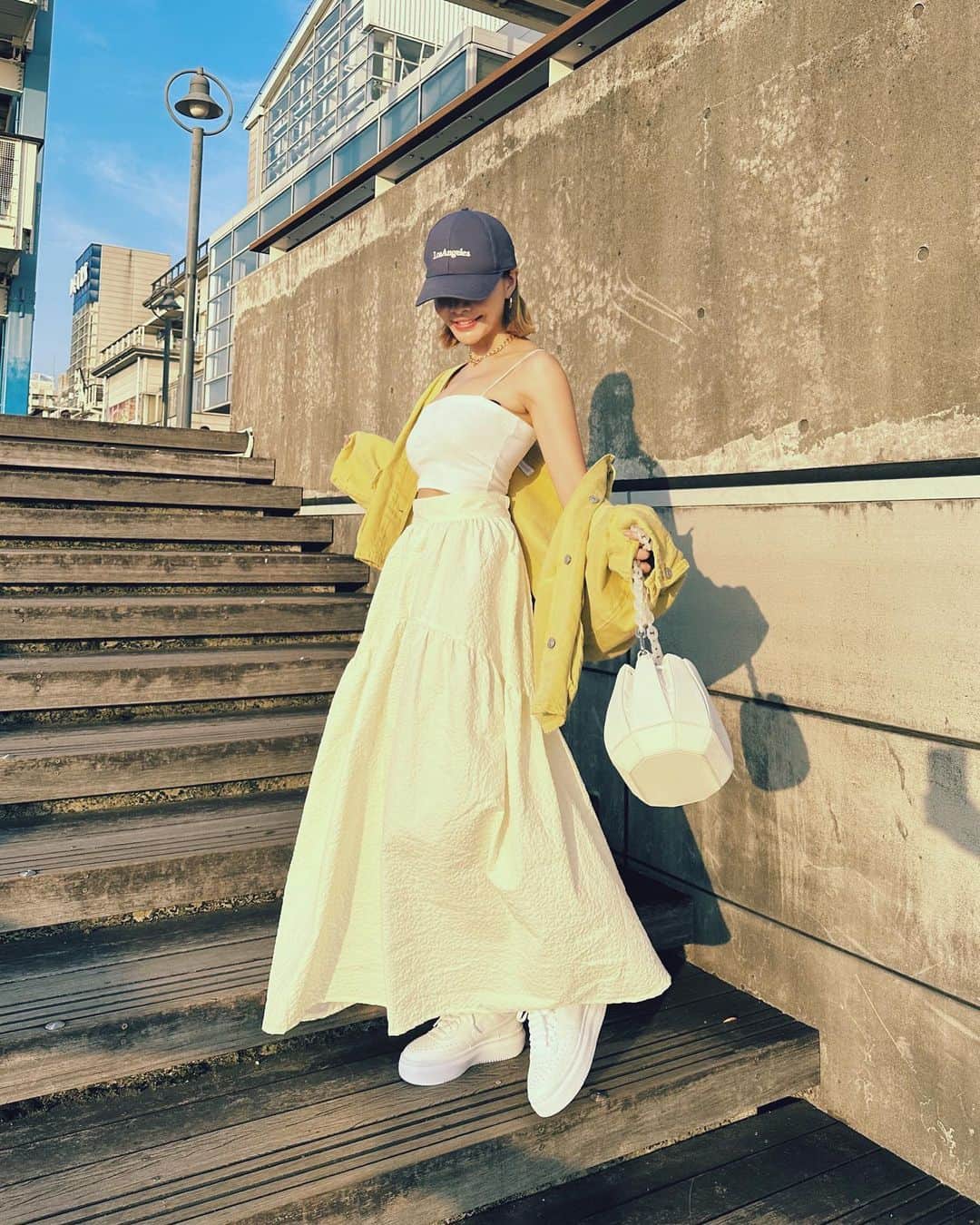 難波サキのインスタグラム：「-𝐬𝐭𝐲𝐥𝐢𝐧𝐠💛  ひっさびさにスカートコーデ👗 スニーカーはNEW NIKE👟 ソール高くてスタイルアップ⤴️  私寒がりだから夏になるとお店入ったら 冷房ガンガンが無理な人で… 夏でもアウターは必要なタイプ🫠  Skirt/ @esutoreja  Bag/ @charleskeith_jp  Shoes/ @nike  other's / @zara  #zaraコーデ #zarawoman #zara #esutoreja #charlesnkeith #nike  #ママコーデ #楽ちんコーデ」