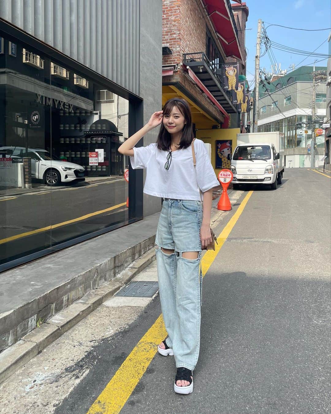 杉浦みずきのインスタグラム：「. in Gangnam  トップス　@zara デニム　@rienda_official  サンダル　@nike」