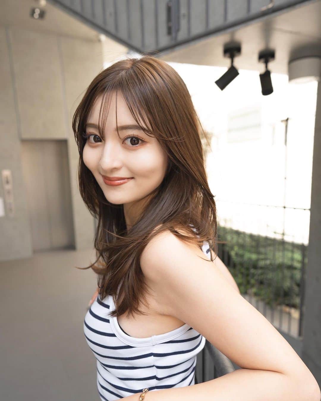 齋藤純也のインスタグラム：「ロングレイヤースタイル✂︎  大きな動きのあるヘアスタイルがこだわりです ハサミの入れ方だけで印象が変わります 骨格と輪郭と髪質に合わせて誰よりも似合うデザインを作ります♪  ✴︎PRICE✴︎ カット✂︎7700円 カラー✂︎7700円  カットなしの場合シャンプーブロー料金+2200円 カラーはトリートメントin処方で圧倒的な艶感と手触りをプラスします。 ブリーチor3Dハイライト施術はプラス7700円です。 パーマ✂︎7700円 トリートメント✂︎種類多数によりカウンセリングで決めさせていただきます。5500円〜11000円 縮毛矯正✂︎17600円、前髪のみは6600円 ・ ネット予約が×の所もお電話かDMで時間調整できますので気軽にご連絡ください！ kelly.表参道本店　A1出口より徒歩45秒 東京都渋谷区神宮前5-2-5 JY表参道ビル２Ｆ kelly. ・ ・ ✔️群馬県伊勢崎市で出勤するスケジュールは隔週水曜日です。 群馬店は料金が異なります、お問い合わせください 群馬のご予約はＤＭまたは ホットペッパービューティーで  kelly. by L.O.G 検索✂︎ 在籍日程が少なくて申し訳ありません。 薬剤は最新のものを揃えました 群馬県伊勢崎市宮前町146-1」