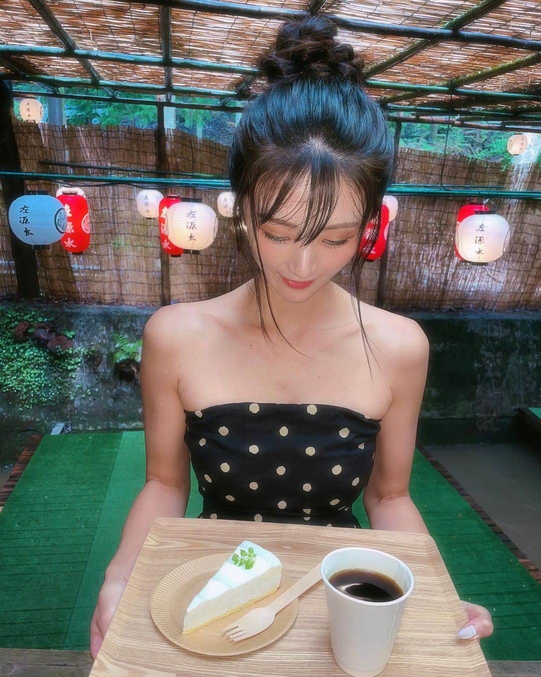 のインスタグラム：「京都でここ知ってたら #間違いない　#女子旅　& #デート 編やぁー🫶 京都におこしやすぅ〜🫶 私も浮かれてドットのワンピースなんか着ちゃってますわ🤤 . . 来たのは、#左源太 🍴  📮京都府京都市左京区鞍馬貴船町91 （きょうとふきょうとしさきょうくくらまきぶねちょう91） . . 横を通るのがずーと川沿いやからめっちゃ涼しい‼︎ この日も38℃くらいあったのにお店の中は何度？てくらい涼しかったよ🫧 . . マイナスイオンたっぷりで貴船神社⛩もすぐ近くやから御利益もありそうでパワーたっぷり♡ お店は風情溢れる街並みの中にあってその中でも行列でした♡ . . 日本食も味わえて猪肉も臭みがなくて食べやすかった‼︎ クリームソーダやレアチーズケーキがあったりバラエティ豊かで大人から子どもまで大丈夫🙆‍♀️🙆🙆‍♂️ おねぇちゃんと色々シェアして食べたよ🍙 . ほんまはお酒も飲みたかったあーこんな所で飲んだら最高やろなあ🍶 車やから次はバスか電車でいこ❤️ . . PR @sagenta_kifune #京都グルメ #左京区グルメ #左京区ランチ #左京区カフェ #左京区喫茶店 #左源太 #京都カフェ #貴船#貴船神社#川床#川床ランチ#ワンピースコーデ#kyoto #鮎#鮎の塩焼き #和食ランチ　#猪肉 #湯葉丼」