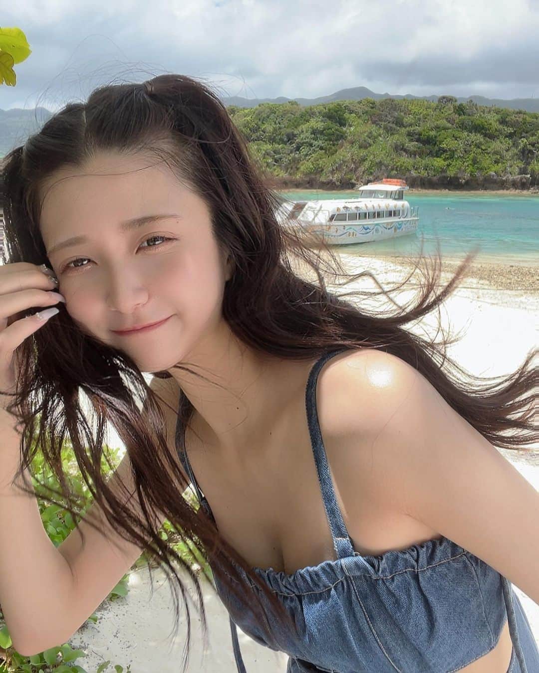 のインスタグラム：「風強すぎて髪暴れてる🧞‍♂️🧞‍♂️」