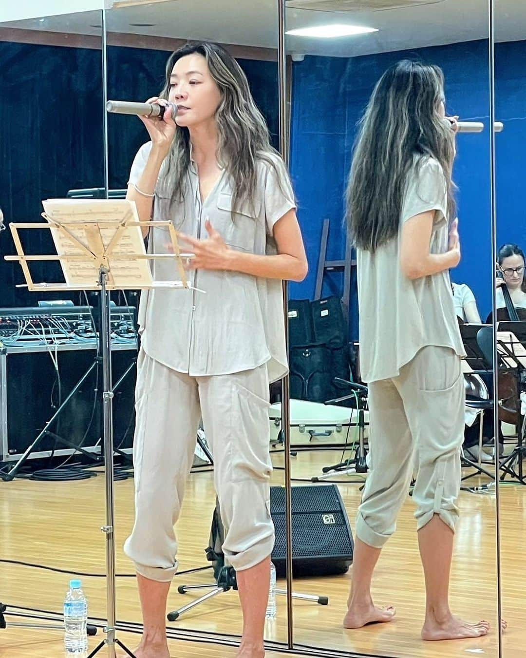 和央ようかさんのインスタグラム写真 - (和央ようかInstagram)「Band Rehearsal 🎤🪗🎸🎹🎼  7月15日、明後日に開催のタンゴコンサートのバンドリハーサルにて🎤  やっぱり本場アルゼンチンのバンドの皆様のサウンドは全然違う⭐️⭐️⭐️ 私もそれにあやかり、うまく乗っからせて頂き、いい音楽を作りたいな😊  学び学び、また学び…🙏🙏🙏  皆様お待ちしています🙏 楽しみにしていてね❤️  #takakoworldstylin🌎 #takakotokyostylin🇯🇵 #lifestyle #tokyo#bandrehearsal #yokawao#和央ようか」7月13日 21時55分 - yokawao0215