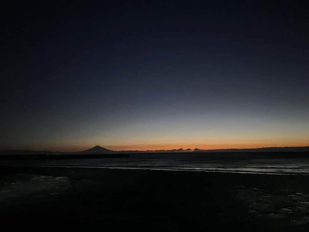 津田健次郎のインスタグラム：「仕事で行った朝焼けの海 微かに富士山  残念ながらスマホ撮影です（笑）」