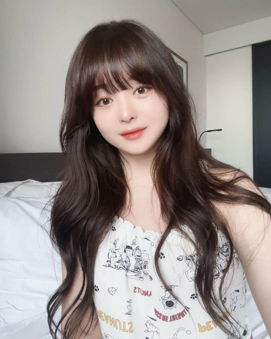 スヒョンのインスタグラム：「♥ 하늘이 뻥 뚫렸나 미친 듯이 비가 와요 😵‍💫 바밤바 막걸리 땡긴댜.. 무병님들 다들 지금 뭐해유 ? 𝑱𝒂𝒏𝒈𝒔𝒖𝒉𝒚𝒖𝒏」