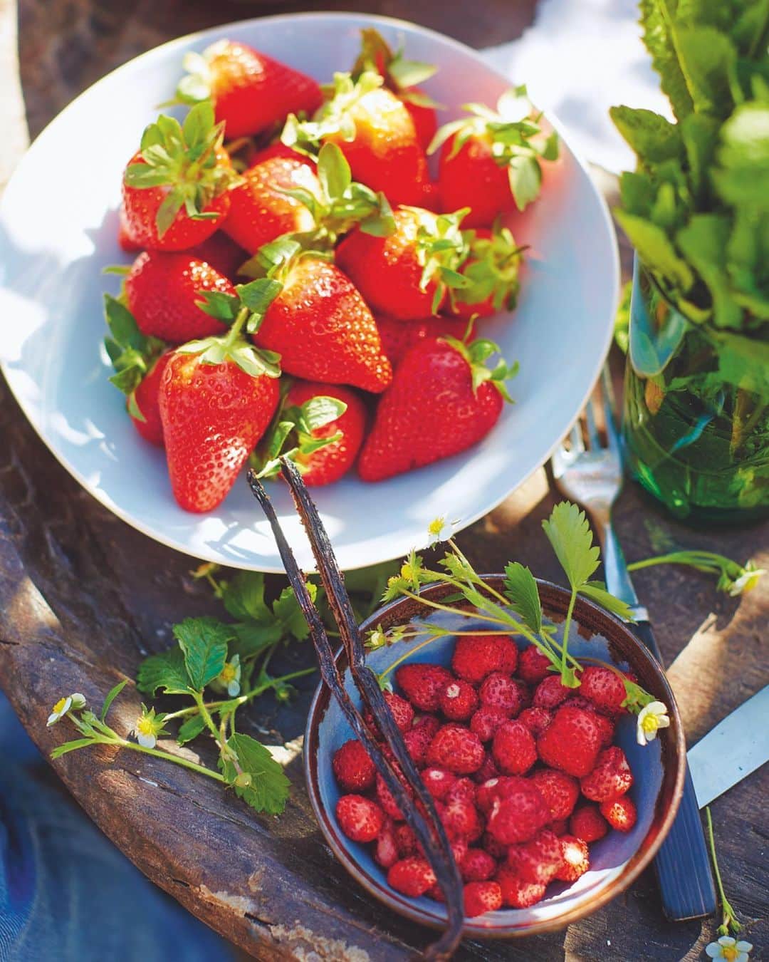 ジェイミー・オリヴァーさんのインスタグラム写真 - (ジェイミー・オリヴァーInstagram)「Strawberry season is back guys and I love it!! Who's growing these little gems at home?? I've picked out some of my favourite #strawberry recipes for you to enjoy! Properly perfect for the #Wimbledon final this weekend too! Hit the link in my bio big love xx  #inseason」7月13日 22時08分 - jamieoliver