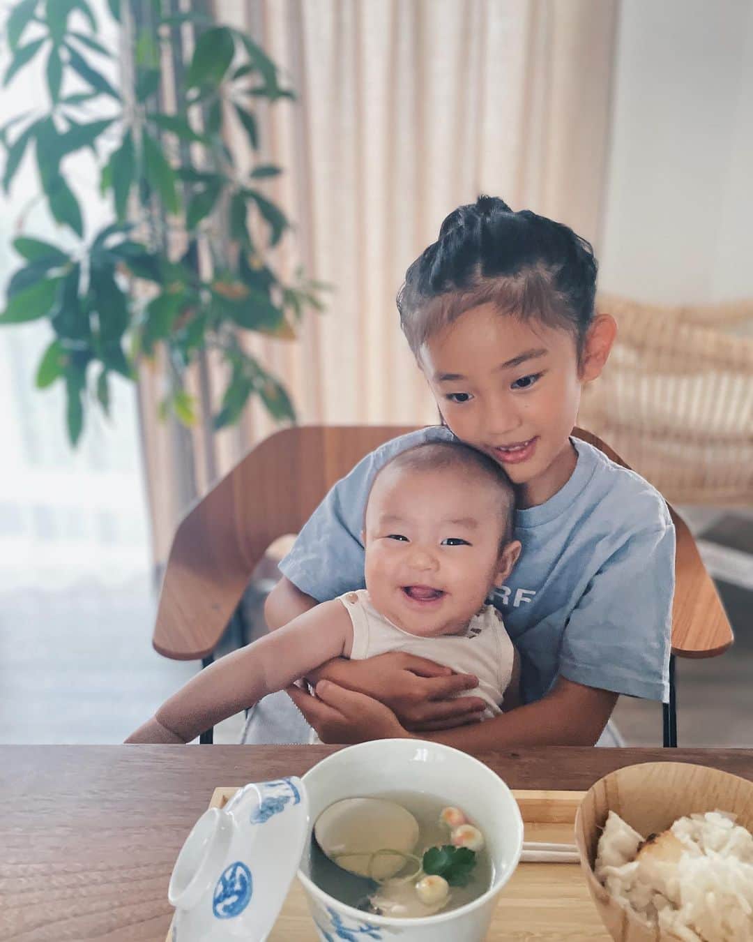 原田沙奈子さんのインスタグラム写真 - (原田沙奈子Instagram)「こんな景色が見られるなんて。 人生って何が起こるかわからない。  有り難く、有り難く、子供たちとの日々を過ごさせてもらってる🙏  今日も一日をありがとう🤍  #お食い初め#生後100日#アマネとソラ」7月13日 22時00分 - sanakoharada