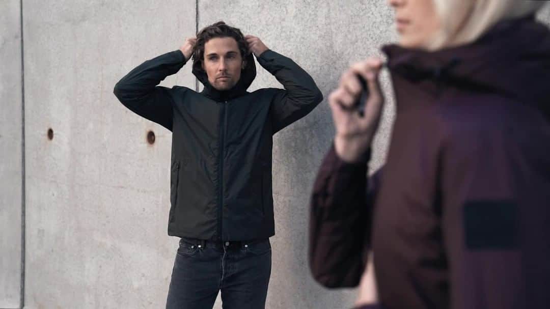 のインスタグラム：「In three weeks ☝️ we launch our brand new Transition Collection!⁠  ⁠ Not too hot, nor too cold – our Transition wind- & waterproof everyday lifestyle pieces seamlessly transition you from summer to autumn without buying a whole new wardrobe. The Transition collection are hybrid pieces featuring our proprietary MPC technology (WP 5.000mm). Explore the collection already now at tenson.com!⁠ ⁠ #tenson #theswedishoutdoorbrand」
