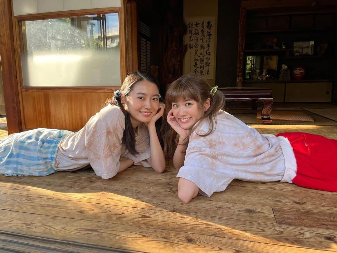 村井の恋さんのインスタグラム写真 - (村井の恋Instagram)「🍭 #スイモラ オフショット 📸  縁側の小夜ちゃん&りんごちゃん💖  りんごちゃんファッションの小夜ちゃんが新鮮🫣❣️  ／ 🍭#スイートモラトリアム 🍭 第8話をTVerで無料配信中!!📢✨ #UNEXT で最終話先行配信中📡 ＼  #双子コーデ🫶 #2人ともかわいすぎる😍 #鈴鹿央士 #小西桜子 #田辺桃子 #最終話は7月18日深夜25時放送!! #tbs #ドラマストリーム #マンガボックス #新ドラマ #ドラマ #TBSドラマ」7月13日 22時00分 - tbs_drama_stream