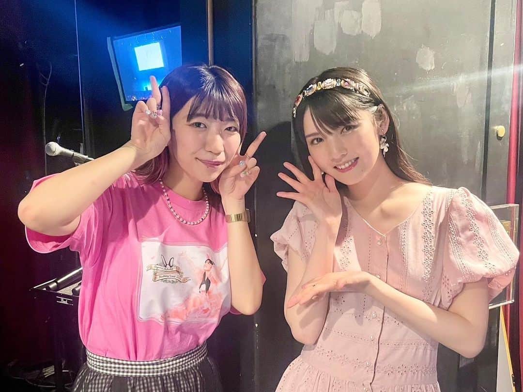 ぱいぱいでか美のインスタグラム：「道重さゆみさん、お誕生日おめでとうございます🐰🎀💖 . 本日は道重さゆみさんのBDイベのMCをさせて頂きました❣️ 何たる光栄……❣️不思議人生……❣️  道重さん、お誕生日という主役の日に たくさんの人に愛を与えて そして愛を与える喜びも与えてて とってもかっこよくて美しくて可愛かったです。 一年に一度しかない特別な日に 素敵な時間を過ごす一員になれて幸せでした！  言葉の節々にファンの皆さんへの愛、友人への愛、仕事への愛 溢れまくってて、神々しくて🫶🏻😭 あと流石に可愛すぎるだろ、と毎秒思ってました。 なんか仕事に支障きたすから一回可愛いって思わないようにしよ、 みたいな時間めちゃくちゃありました。笑  ゲームに奮闘する道重さん可愛かったな〜☺️ . #道重さゆみ さん #道重さゆみ生誕祭 #でか美ちゃん」