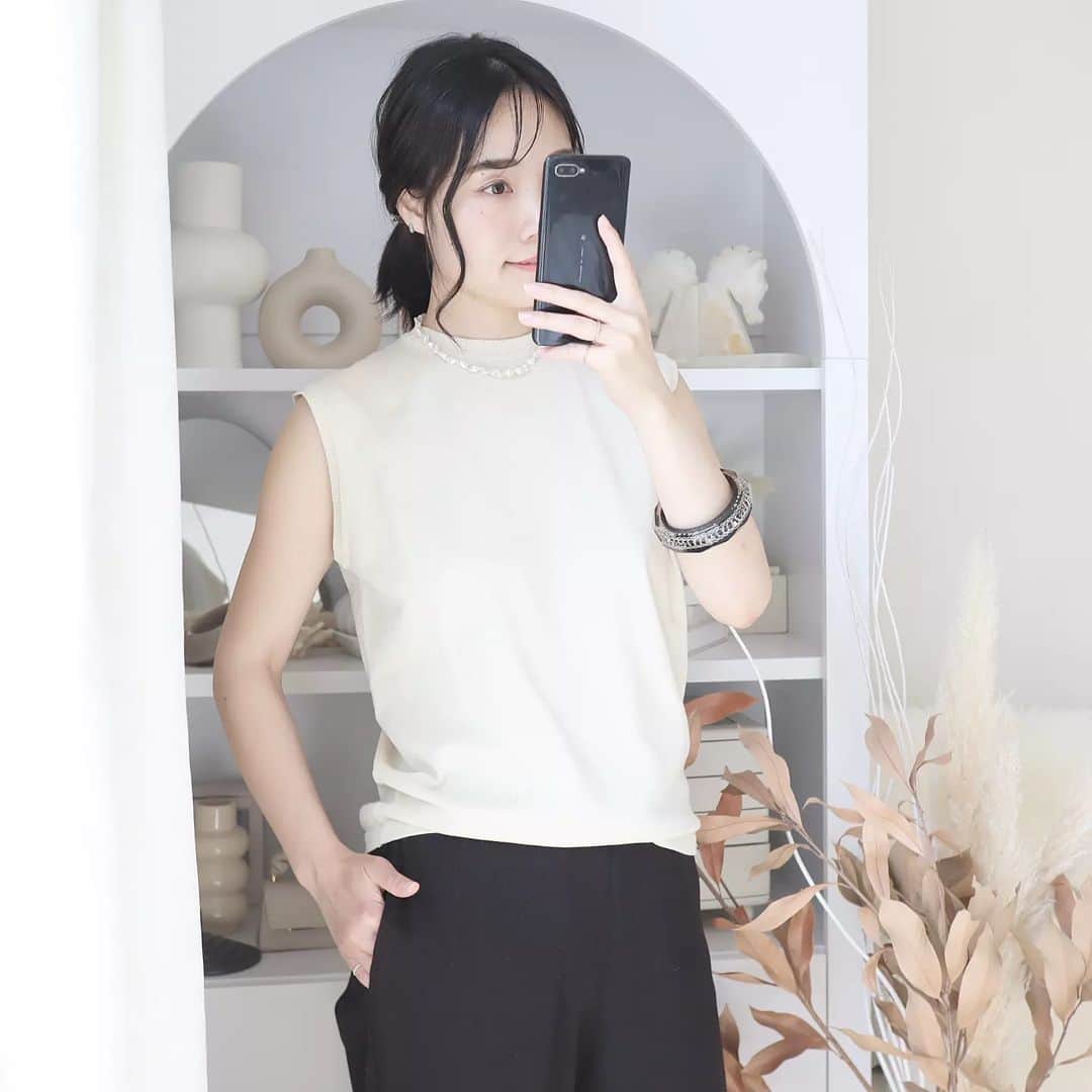 Eri Satoのインスタグラム：「【ivory×blackコーデ】 · knit: @aquagarage · @aquagarage の 透かし編みニットアンサンブル 暑いのでインナーだけ着てみたよ もう手と腕の日焼けがすごすぎる🥺 赤くならずにすぐ黒くなるタイプ😇 · 今日は可愛いモデルさん達に来てもらっての撮影🥰 目の保養すぎた💓 · · #aquagarage#アクアガレージ #高身長コーデ#ママコーデ#カジュアル #ファッション#コーディネート#プチプラ#プチプラコーデ#夏コーデ#mamagirl#locari#partegram#きれいめカジュアル#お洒落さんと繋がりたい」