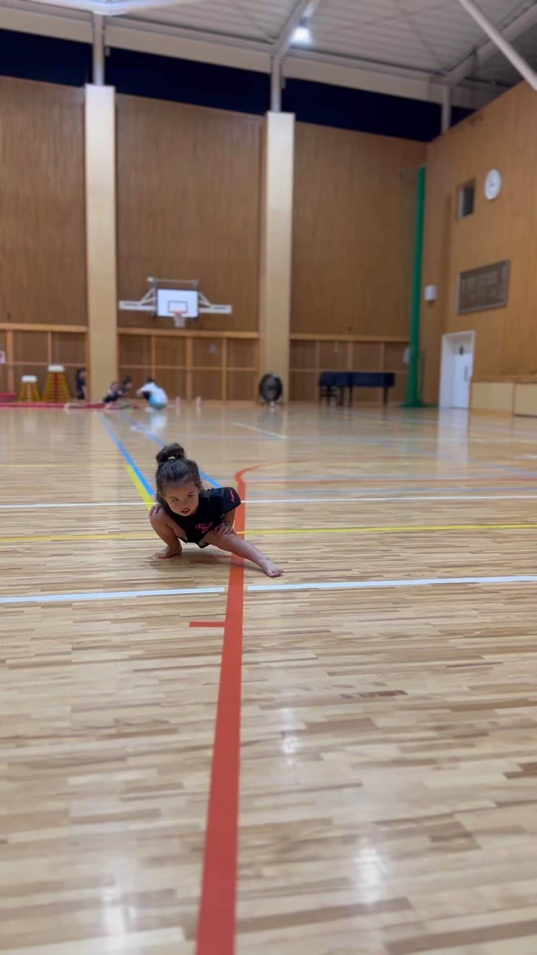 エリナ シルカのインスタグラム：「新体操の自主トレ中らしい😍😂」