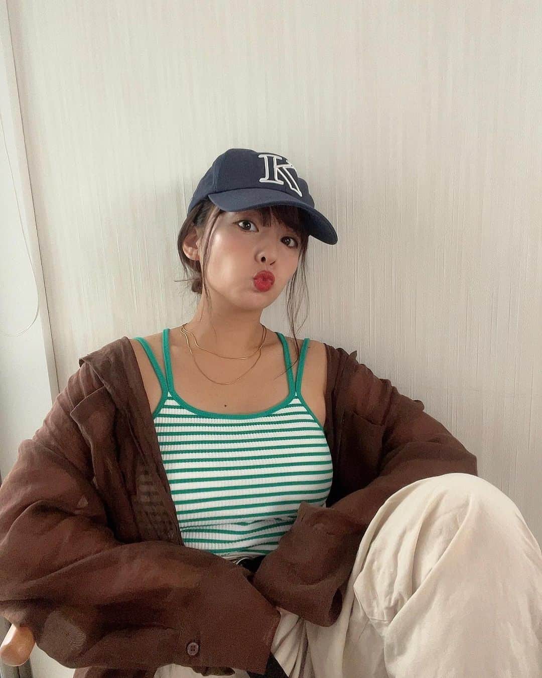 山田菜々のインスタグラム：「今日は久しぶりに展示会巡り...！ のはずが予定変更で結局行けなかった🫣⚡️  今年こそ絶対に焼けない🙅🏻‍♀️って 思ってるのに日焼け止め忘れちゃうのなんでやろ🥹？笑  今日はまだまだ長いよ〜🇯🇵」