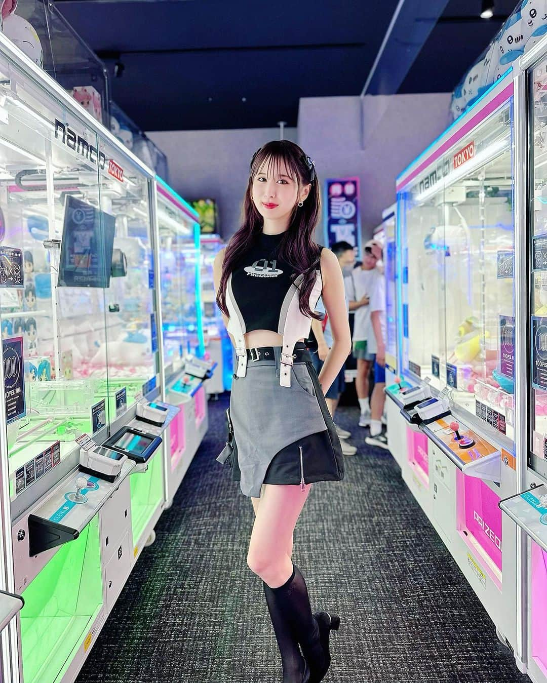 阿部菜渚美のインスタグラム：「𝗚𝗔𝗠𝗘 𝗖𝗢𝗦𝗧𝗨𝗠𝗘 🎮💜  今回の変身はゲームコスチュームを👾𓂃܀𑁍 ゲームの世界に入れそうな雰囲気に🌏🪽 衣装 @belchic_shop   お昼はこの格好のまま丸の内のOLさんに 混ざりながらランチをしました🤣🍽️  #コスプレ #コスチューム #ゲームコスプレ  #コスプレ撮影 #ゲームセンター #ゲーム女子  #cosplay #코스프레 #角色扮演」