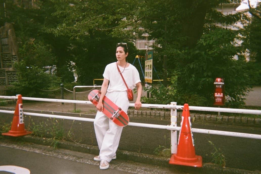 志尊淳さんのインスタグラム写真 - (志尊淳Instagram)「限界スケボー少年です。  グッチ FW23のショーに登場した超かっちょいいスケートボードとバッグ。 グッチ 渋谷 ミヤシタパークでは限定の赤が手に入ります。 日本でここだけ😎  @gucci #guccimiyashitapark」7月13日 22時04分 - jun_shison0305