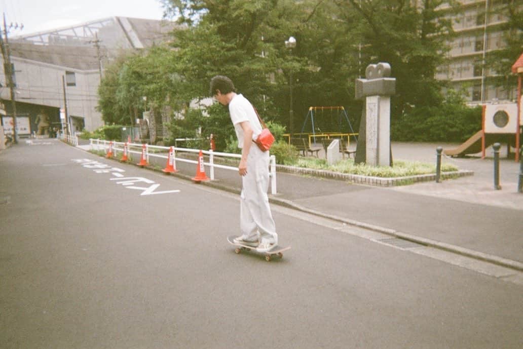 志尊淳さんのインスタグラム写真 - (志尊淳Instagram)「限界スケボー少年です。  グッチ FW23のショーに登場した超かっちょいいスケートボードとバッグ。 グッチ 渋谷 ミヤシタパークでは限定の赤が手に入ります。 日本でここだけ😎  @gucci #guccimiyashitapark」7月13日 22時04分 - jun_shison0305