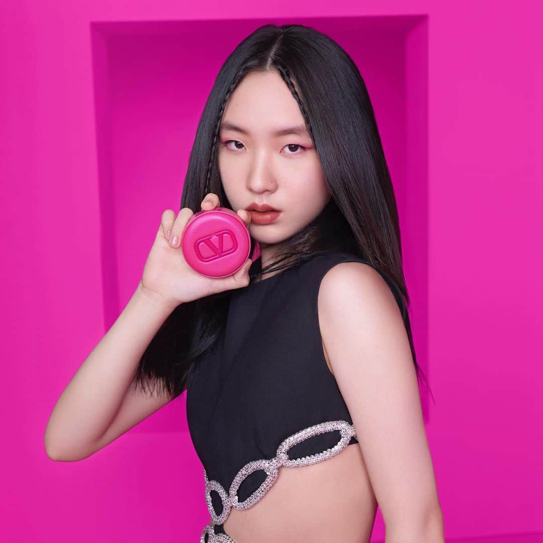 Vogue Taiwan Officialさんのインスタグラム写真 - (Vogue Taiwan OfficialInstagram)「「PINK PP Collection」不僅是一場時尚秀，是Maison Valentino創意總監Pierpaolo Piccioli一場劃時代的時尚實驗，它重新定義新世代的Valentino。 延伸自「PINK PP Collection」的概念，VALENTINO BEAUTY為旗下明星商品高訂輕透氣墊粉餅推出兩款潮酷高調的限量時尚版 – PINK PP高調粉氣墊、NOIR龐克黑氣墊，由品牌好友Elly 高調展現潮酷態度，並於7/20於官網、A8專櫃高調上市。  【快閃店資訊】 PINK PP快閃店將在7/20高調登場，最時尚的高調粉即將霸屏台北信義A11 邀請所有時尚迷們，沈醉在最酷最潮的PINK PP時尚美學盛宴！ 活動日期：7/20-7/24 #voguepresents  #我潮我酷我高調 #ValentinoBeauty #ValentinoBeautyTW」7月13日 22時05分 - voguetaiwan