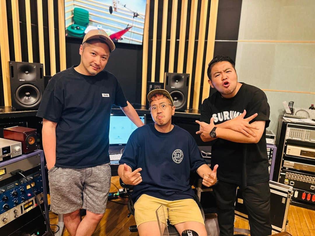 DEppaさんのインスタグラム写真 - (DEppaInstagram)「🎙️🎶  レコーディング終了👍🏽  ほんと幸せだなぁ。楽しかったなぁ。  心から！ありがとうございました！  昔はこれが当たり前にあったけど、 当たり前じゃないとわかった今 本当に有難いと感じる。  こんな幸せな日々が続くよう、 とにかく精一杯頑張ろう。  来週もレコーディング！  いい曲にするぜ！🔥  待っててくれよ！シクラ族！  #シクラメン #シクラ族 #シクライブ #レコーディング #新曲 #一歩一歩 #スルメ #スダコ #噛めば噛むほど #聴けば聴くほど味が出る #🦑 #🐙 #スルメサウンド #スダコサウンド」7月13日 22時05分 - deppa_shikuramen