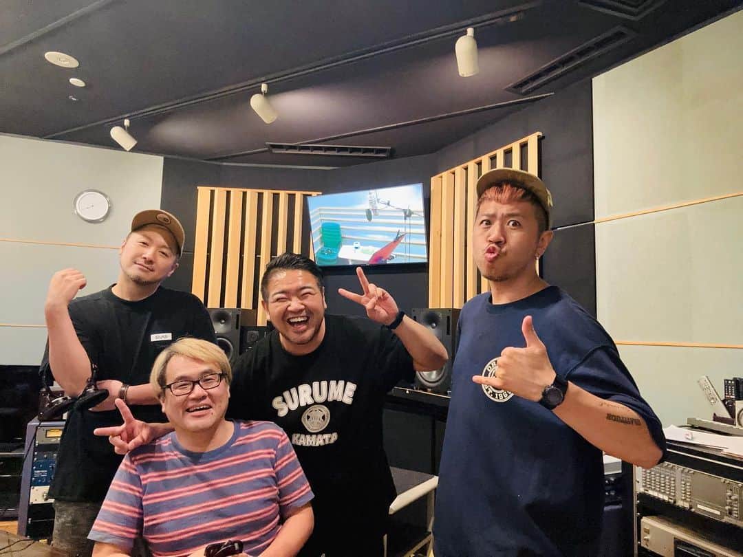 DEppaさんのインスタグラム写真 - (DEppaInstagram)「🎙️🎶  レコーディング終了👍🏽  ほんと幸せだなぁ。楽しかったなぁ。  心から！ありがとうございました！  昔はこれが当たり前にあったけど、 当たり前じゃないとわかった今 本当に有難いと感じる。  こんな幸せな日々が続くよう、 とにかく精一杯頑張ろう。  来週もレコーディング！  いい曲にするぜ！🔥  待っててくれよ！シクラ族！  #シクラメン #シクラ族 #シクライブ #レコーディング #新曲 #一歩一歩 #スルメ #スダコ #噛めば噛むほど #聴けば聴くほど味が出る #🦑 #🐙 #スルメサウンド #スダコサウンド」7月13日 22時05分 - deppa_shikuramen