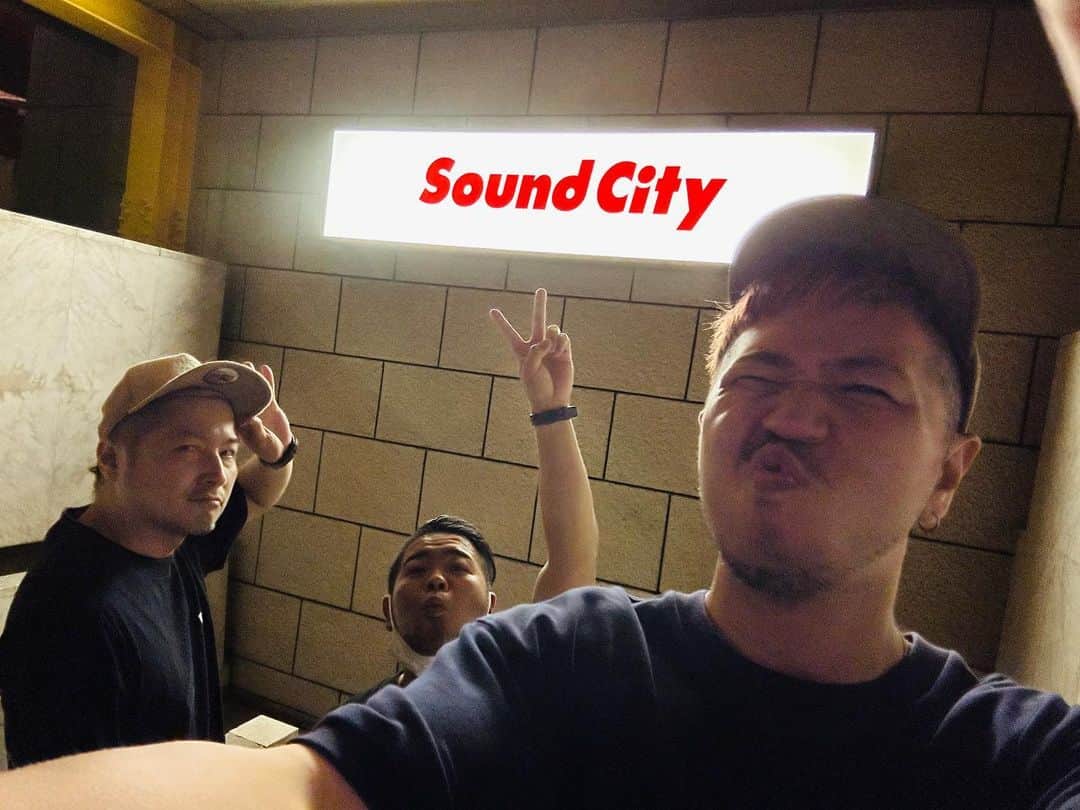DEppaさんのインスタグラム写真 - (DEppaInstagram)「🎙️🎶  レコーディング終了👍🏽  ほんと幸せだなぁ。楽しかったなぁ。  心から！ありがとうございました！  昔はこれが当たり前にあったけど、 当たり前じゃないとわかった今 本当に有難いと感じる。  こんな幸せな日々が続くよう、 とにかく精一杯頑張ろう。  来週もレコーディング！  いい曲にするぜ！🔥  待っててくれよ！シクラ族！  #シクラメン #シクラ族 #シクライブ #レコーディング #新曲 #一歩一歩 #スルメ #スダコ #噛めば噛むほど #聴けば聴くほど味が出る #🦑 #🐙 #スルメサウンド #スダコサウンド」7月13日 22時05分 - deppa_shikuramen