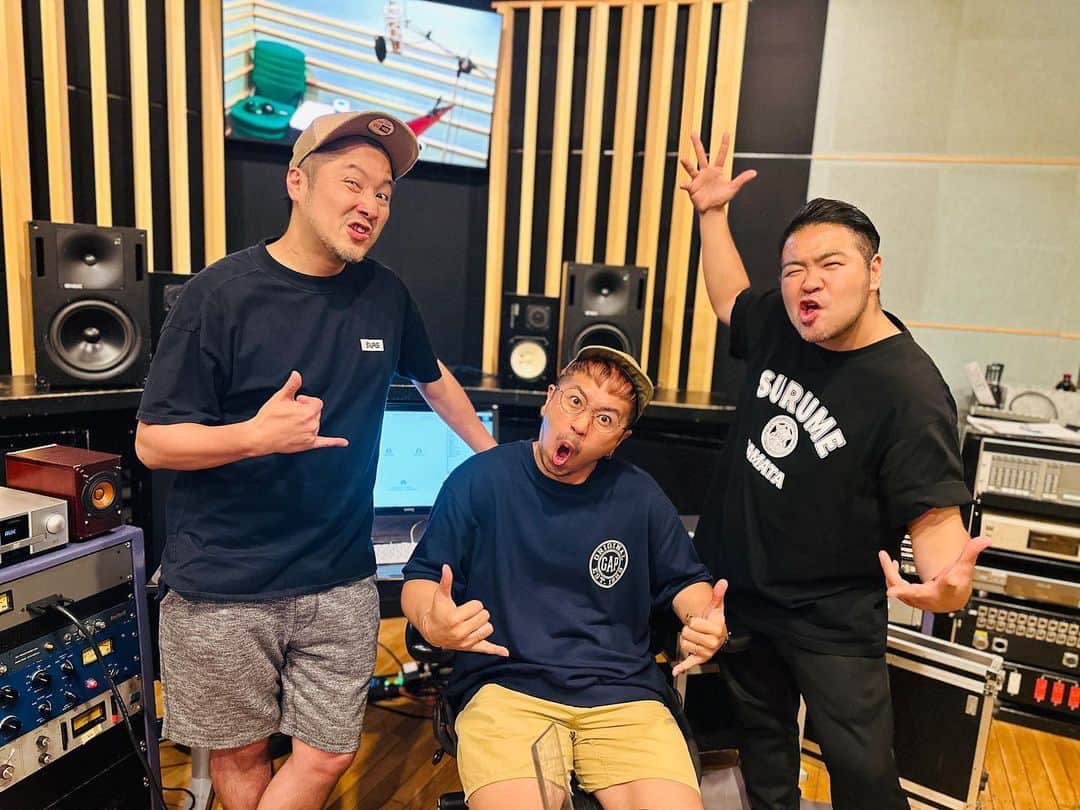 DEppaさんのインスタグラム写真 - (DEppaInstagram)「🎙️🎶  レコーディング終了👍🏽  ほんと幸せだなぁ。楽しかったなぁ。  心から！ありがとうございました！  昔はこれが当たり前にあったけど、 当たり前じゃないとわかった今 本当に有難いと感じる。  こんな幸せな日々が続くよう、 とにかく精一杯頑張ろう。  来週もレコーディング！  いい曲にするぜ！🔥  待っててくれよ！シクラ族！  #シクラメン #シクラ族 #シクライブ #レコーディング #新曲 #一歩一歩 #スルメ #スダコ #噛めば噛むほど #聴けば聴くほど味が出る #🦑 #🐙 #スルメサウンド #スダコサウンド」7月13日 22時05分 - deppa_shikuramen