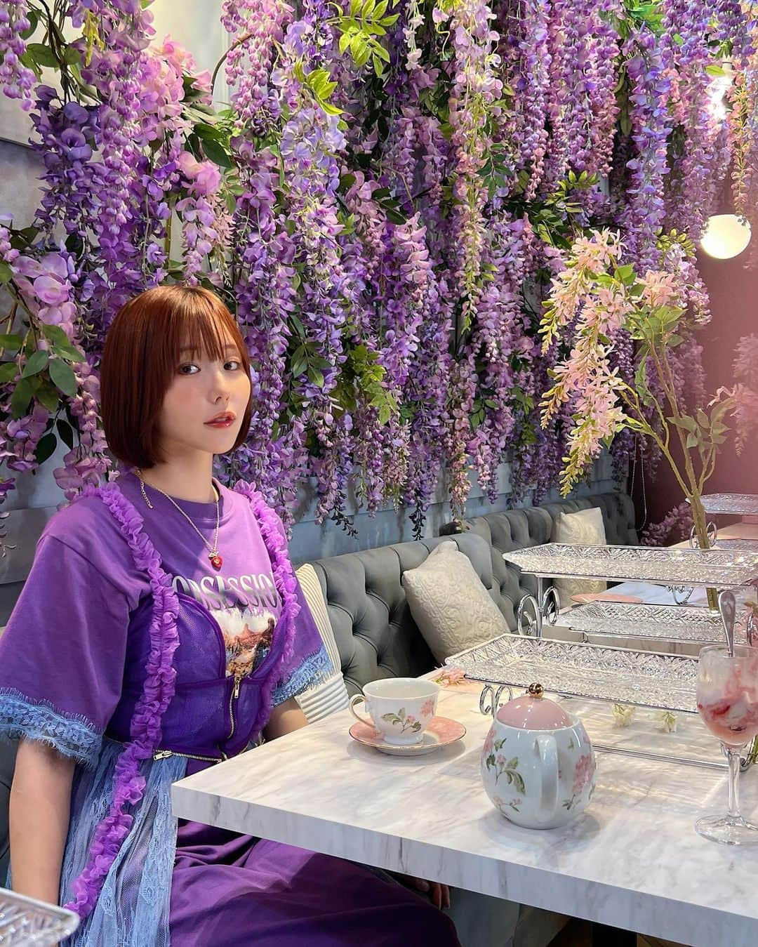 神成藍子さんのインスタグラム写真 - (神成藍子Instagram)「大好きなhaute couture Cafeの桃のアフヌンが始まったので美月ちゃんと行ってきたよん😚💕 可愛すぎた〜😭💕そして店内藤で、今年藤の見頃逃したの今更リベンジ出来た🤣✌️ 写真撮るの慣れてるはずやのに指入っちゃうの面白すぎた😂笑笑(4枚目) 推しメンカラーが紫なので推し活も出来たぴ✌️💜 次は秋らしいので絶対に行く🥹🫰🍁🍂  #中目黒カフェ #目黒カフェ #アフターヌーンティー #アフヌン #afternoontea #桃 #桃パフェ #桃スイーツ #藤 #紫 #purple」7月13日 22時15分 - kanna_nijimura