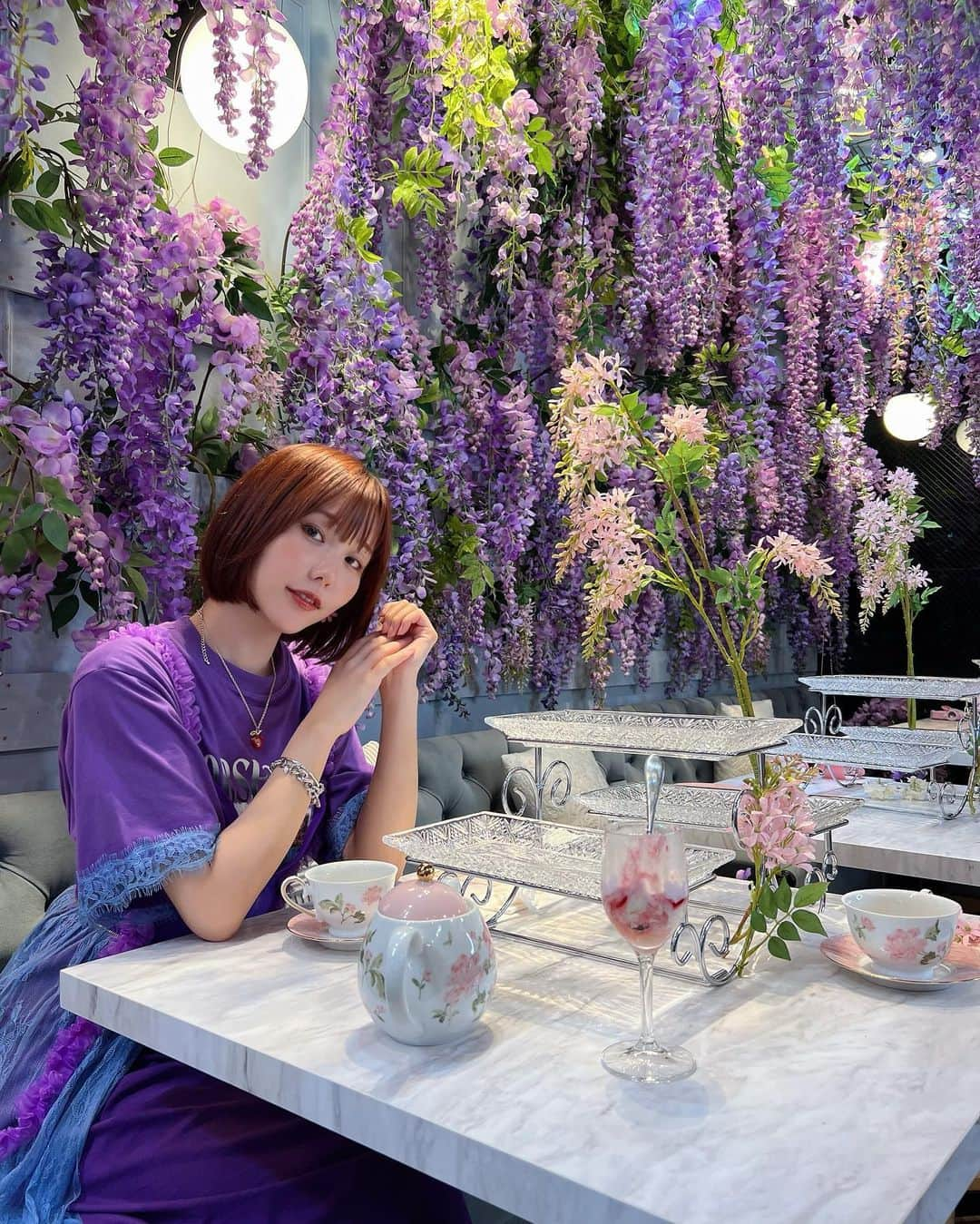 神成藍子さんのインスタグラム写真 - (神成藍子Instagram)「大好きなhaute couture Cafeの桃のアフヌンが始まったので美月ちゃんと行ってきたよん😚💕 可愛すぎた〜😭💕そして店内藤で、今年藤の見頃逃したの今更リベンジ出来た🤣✌️ 写真撮るの慣れてるはずやのに指入っちゃうの面白すぎた😂笑笑(4枚目) 推しメンカラーが紫なので推し活も出来たぴ✌️💜 次は秋らしいので絶対に行く🥹🫰🍁🍂  #中目黒カフェ #目黒カフェ #アフターヌーンティー #アフヌン #afternoontea #桃 #桃パフェ #桃スイーツ #藤 #紫 #purple」7月13日 22時15分 - kanna_nijimura