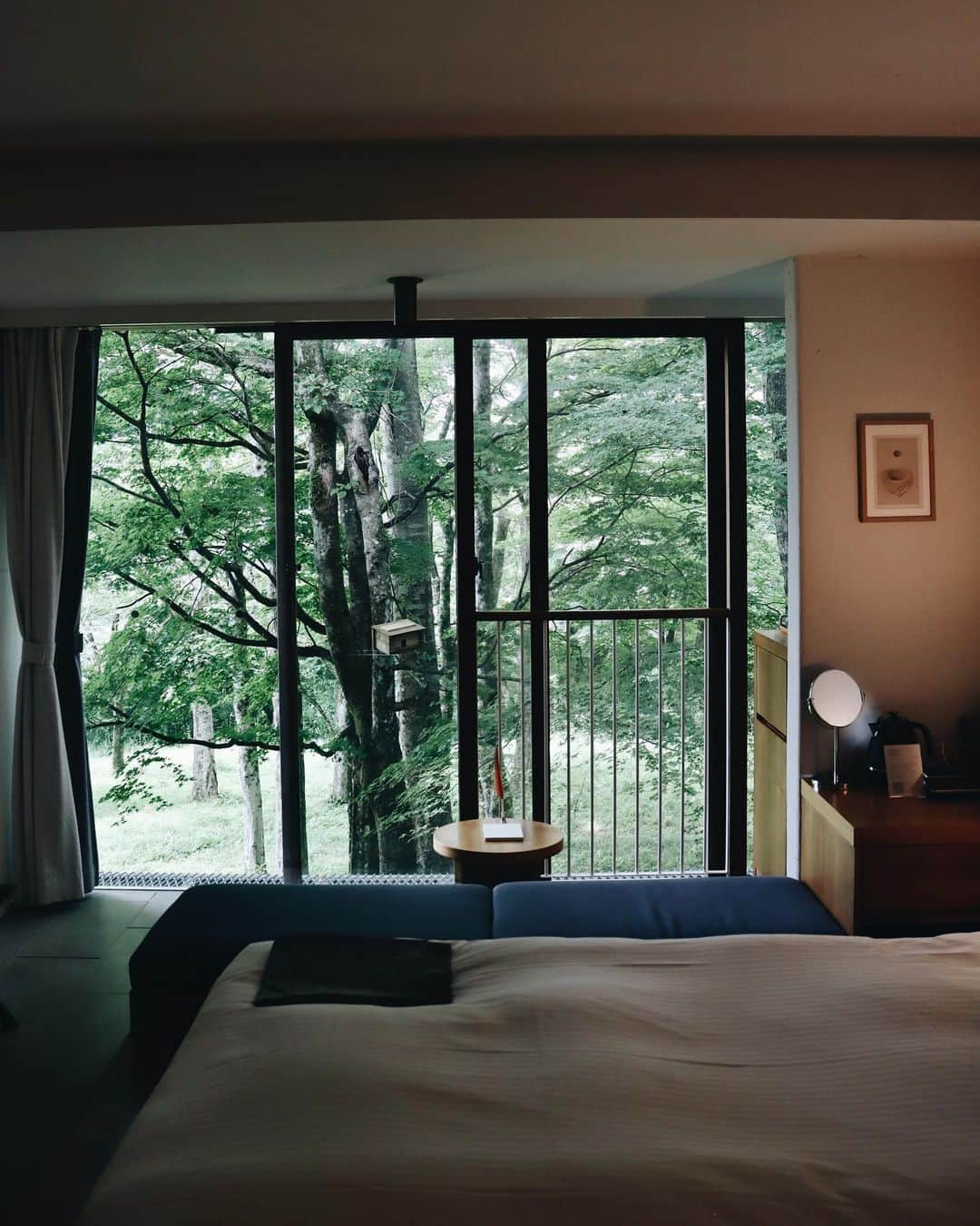 NEST INN HAKONE | 俵石閣のインスタグラム：「. 小鳥と一緒に過ごす時間。  お部屋の目の前の林には 動物たちがよく遊びにきます。 木には小鳥の家があり まるで滞在をともに楽しんでくれているようです。  自然の中ですごすひとときを ぜひ堪能してください。  #箱根リトリートフォーレ #箱根リトリートföre #箱根リトリートfore #箱根 #箱根ホテル  #hakoneretreatfore #hakoneretreatföre #hakoneretreat #箱根リトリート」