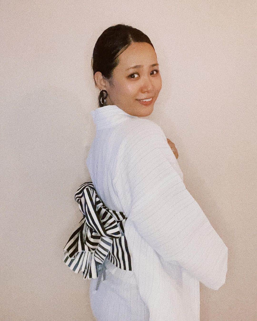 二宮愛のインスタグラム：「インスタライブ来てくれてありがとう！！ 新曲聴いてもらえて嬉しかった🩵 タイトルや、リリース日などなど…！ 詳細は、明日20時の告知を待っててね！ ________________ #AiNinomiya #二宮愛 #yukata #浴衣 #kimono #着物 #japan #日本」