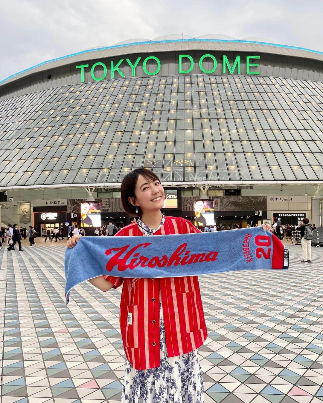 うえむらちかのインスタグラム：「ℂ𝔸ℝℙ ⁡ 東京ドームで連勝こいほー🎏🎏 今年もドームで勝鯉の試合を観ることが出来て最高でした♪ ⁡ ジャビット弁当2023を食べて お召し上がりとったりーー笑 ⁡ 明日は #ピタニュー で 一緒に振り返りましょう❤️ ⁡ ⁡ #carp #東京ドーム #東京D #カープ #カープ女子 #カープグッズ #インスタ野球女子」