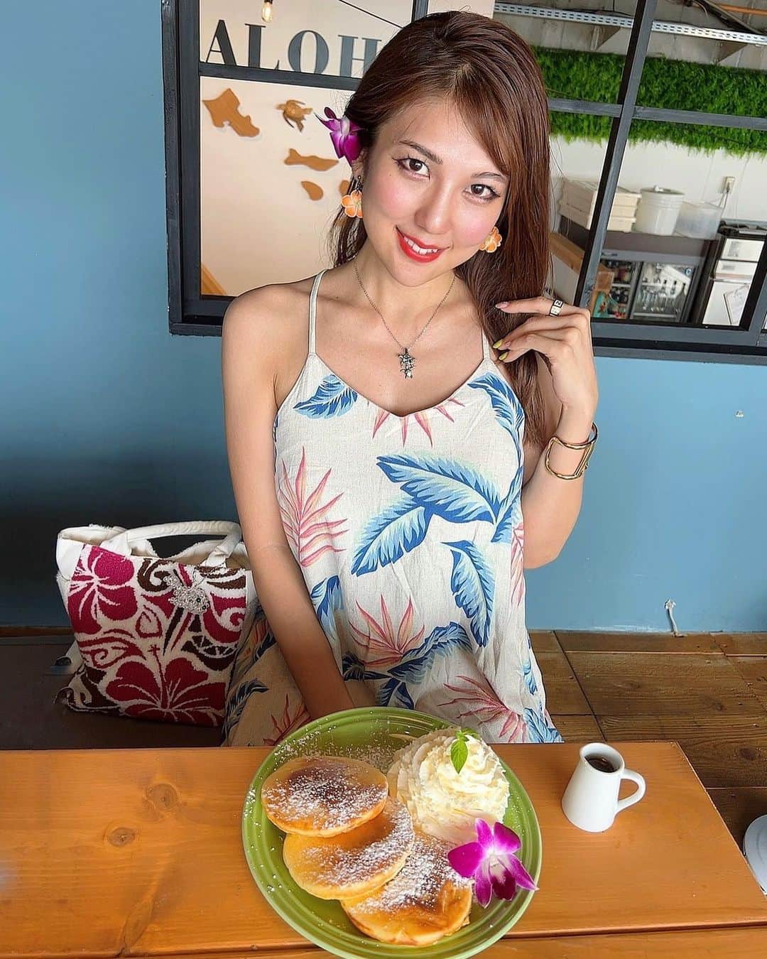神谷麻美さんのインスタグラム写真 - (神谷麻美Instagram)「#ハワイアンカフェ・レストラン #MAHALO江ノ島店 に行ったよ🥰🩷🌴🌈✨️  海見ながらのランチは、最高っ🥰🌴🥥💖✨️  #アサイーボウル 美味しすぎるっ🥰🩷🥥💖✨️ アサイーの味が好き🥰🩷🫐🍌✨️  パンケーキ のエスプーマを使用した生クリームが美味しすぎるっ💖🥞𓌉𓇋🥰🩷✨️  #チーズバーガー も美味しかったぁ🥰🩷🍔💖✨️  ハワイアンの雰囲気可愛くて、好き💖🌴🥥🌈💖✨️  PR @mahalo_enoshima  #神奈川ランチ #神奈川グルメ #ハワイアンカフェ #mahalo #江ノ島カフェ #江ノ島ランチ #江ノ島観光」7月13日 22時11分 - asamice428