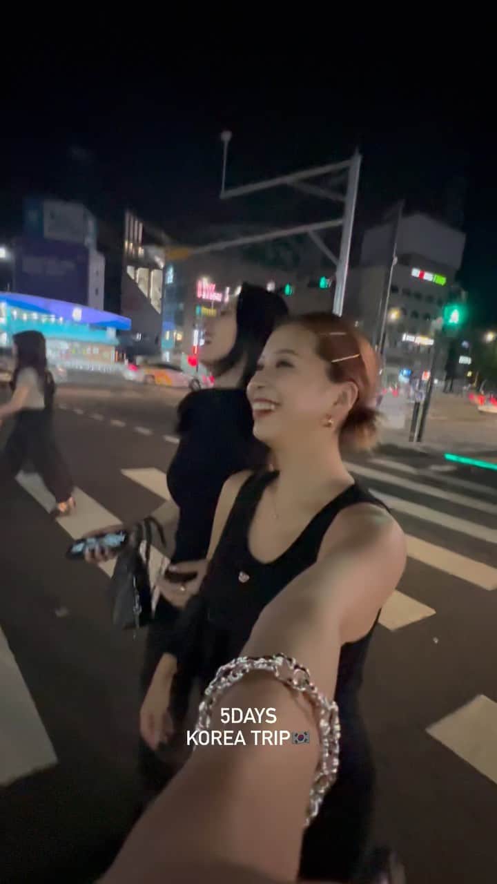ヒロタナギサのインスタグラム：「_  行きたいところ全部回れて 完全に土地勘がついた韓国旅🇰🇷  もう案内できます🫡笑  服の系統も趣味も真逆やのに、 いつもどうやって買い物行くんって言われるけど ほんまに一緒にお互いの店見てます🤝笑 #仲良し  お互いで、 それはちゃうわー とか  ほんまに似合ってるから絶対買ったほうがいいわー とか あーだこーだ言いながら買い物してます🛍️笑  片方がお金使いまくってたら 使わせたいからって あんまり良いと思ってなくてもいいやんって言うのだけやめような☺️笑  今回も楽しい旅をありがとう🩶 @_____sena02   #nagisatrip  #韓国 #韓国旅行」