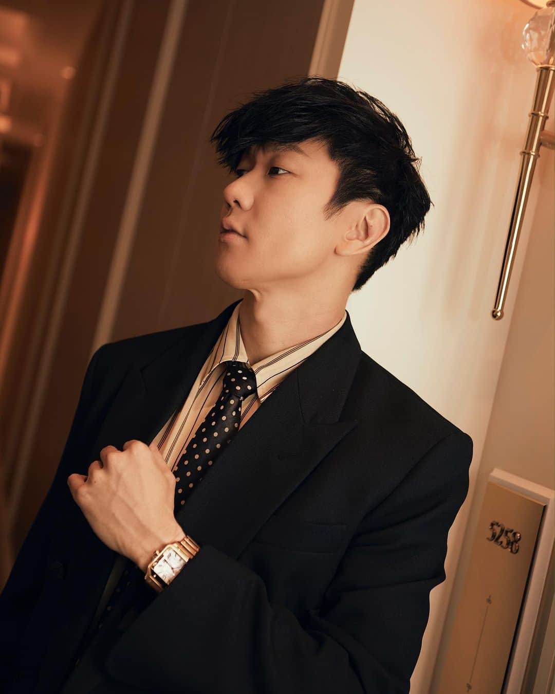 林俊傑さんのインスタグラム写真 - (林俊傑Instagram)「Macau pre-show vibes. 上台前邂逅  📸 @mr.triangle  Wardrobe 造型: @justinangel133  Jacket 西裝外套 Random Identities Shirt & tie 條紋襯衫+領帶 Dries Van Noten Jeans 牛仔褲 Acne Studios Shoes 鞋子 Acne Studios  #TMEA」7月13日 22時13分 - jjlin