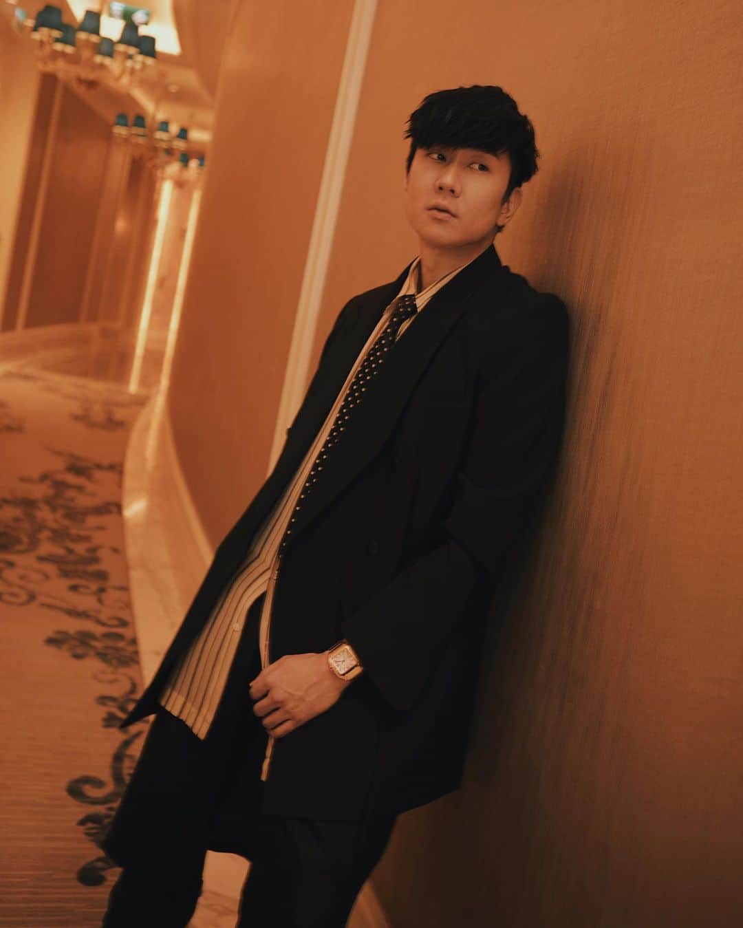 林俊傑さんのインスタグラム写真 - (林俊傑Instagram)「Macau pre-show vibes. 上台前邂逅  📸 @mr.triangle  Wardrobe 造型: @justinangel133  Jacket 西裝外套 Random Identities Shirt & tie 條紋襯衫+領帶 Dries Van Noten Jeans 牛仔褲 Acne Studios Shoes 鞋子 Acne Studios  #TMEA」7月13日 22時13分 - jjlin