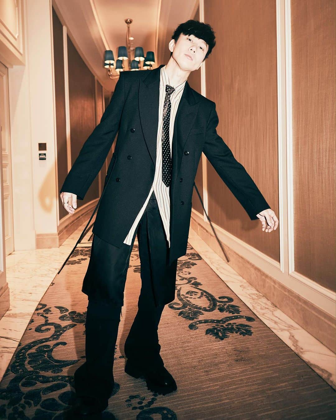 林俊傑さんのインスタグラム写真 - (林俊傑Instagram)「Macau pre-show vibes. 上台前邂逅  📸 @mr.triangle  Wardrobe 造型: @justinangel133  Jacket 西裝外套 Random Identities Shirt & tie 條紋襯衫+領帶 Dries Van Noten Jeans 牛仔褲 Acne Studios Shoes 鞋子 Acne Studios  #TMEA」7月13日 22時13分 - jjlin
