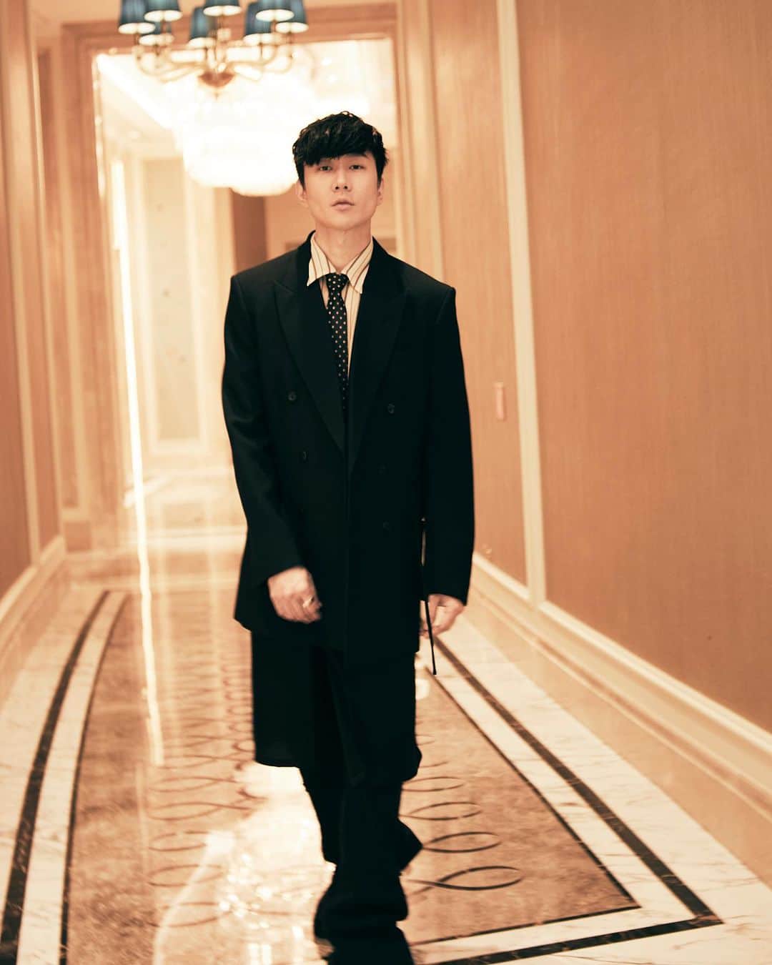 林俊傑さんのインスタグラム写真 - (林俊傑Instagram)「Macau pre-show vibes. 上台前邂逅  📸 @mr.triangle  Wardrobe 造型: @justinangel133  Jacket 西裝外套 Random Identities Shirt & tie 條紋襯衫+領帶 Dries Van Noten Jeans 牛仔褲 Acne Studios Shoes 鞋子 Acne Studios  #TMEA」7月13日 22時13分 - jjlin